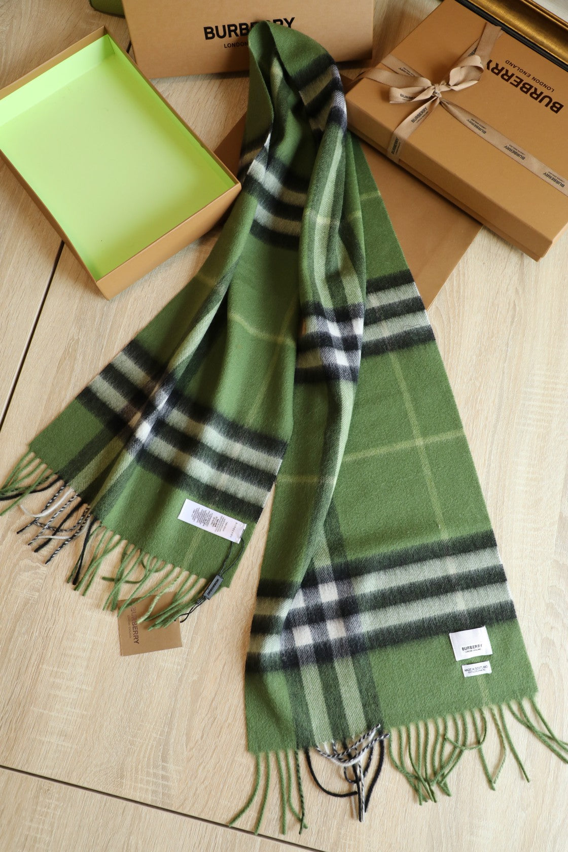 185ZR1WDE Stylish Winter Scarves