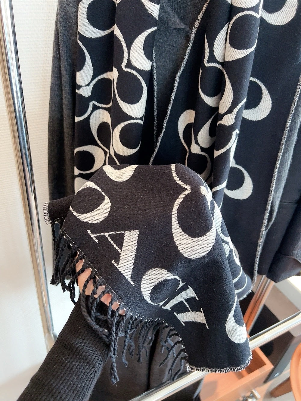 185ZA10WDE Stylish Winter Scarves