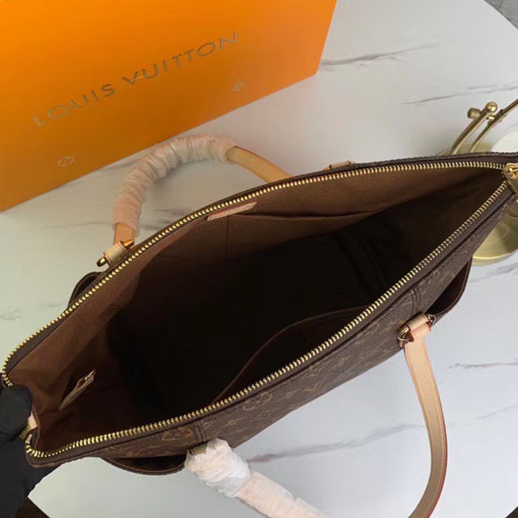 2E108BDE Stylish leather bag