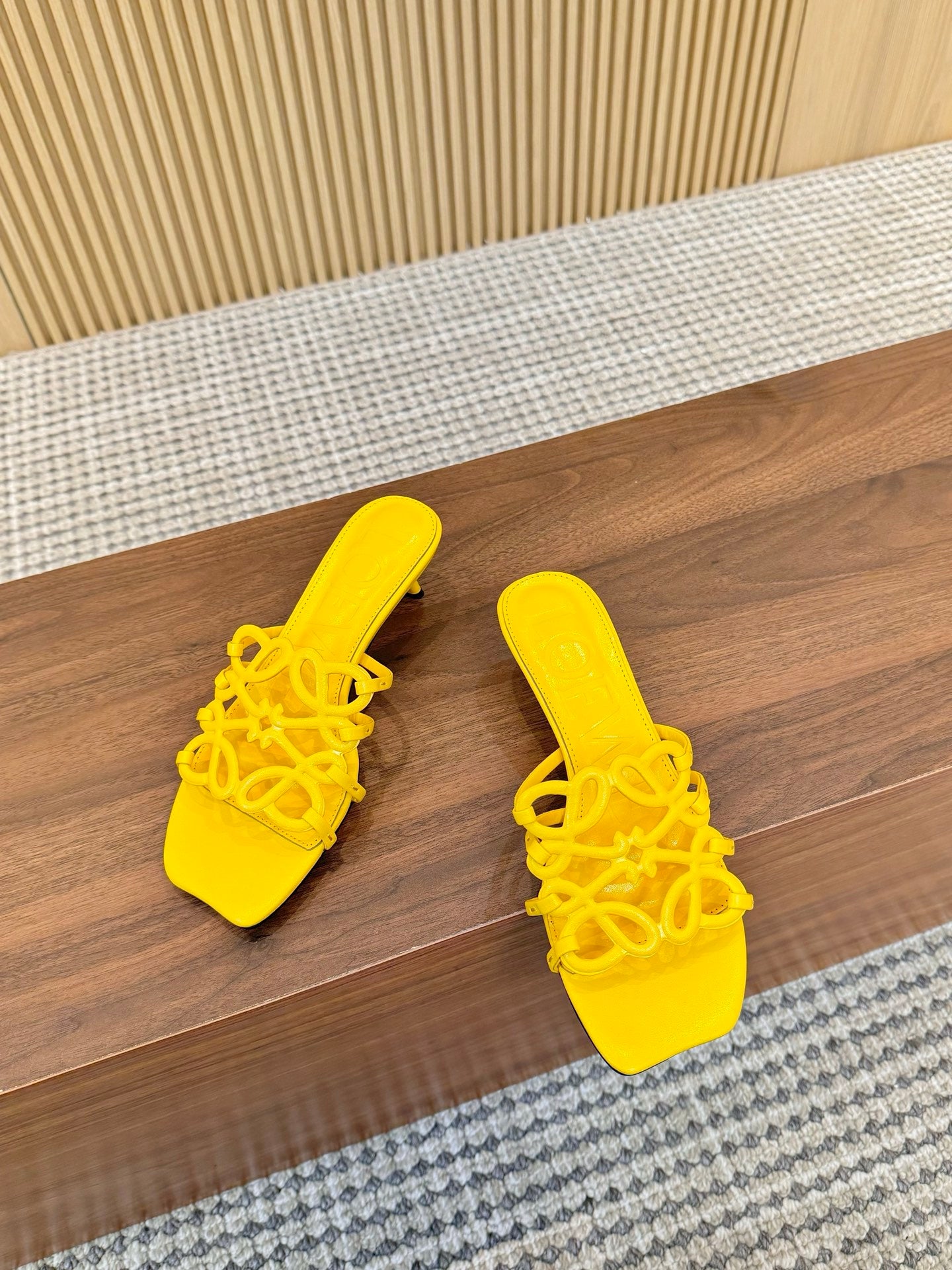 255QA33ZDE Stylish leather Slippers