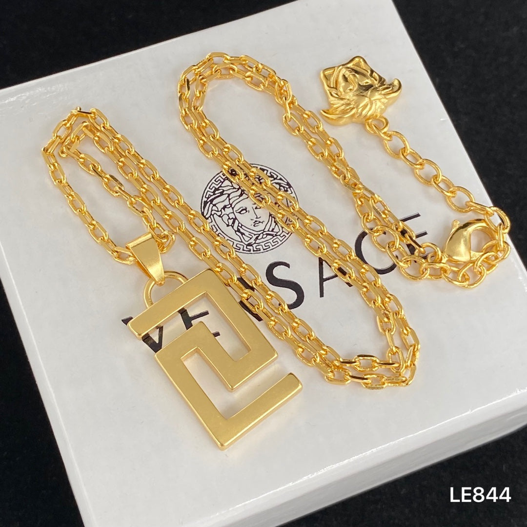 175RV67XDE Stylish Necklace
