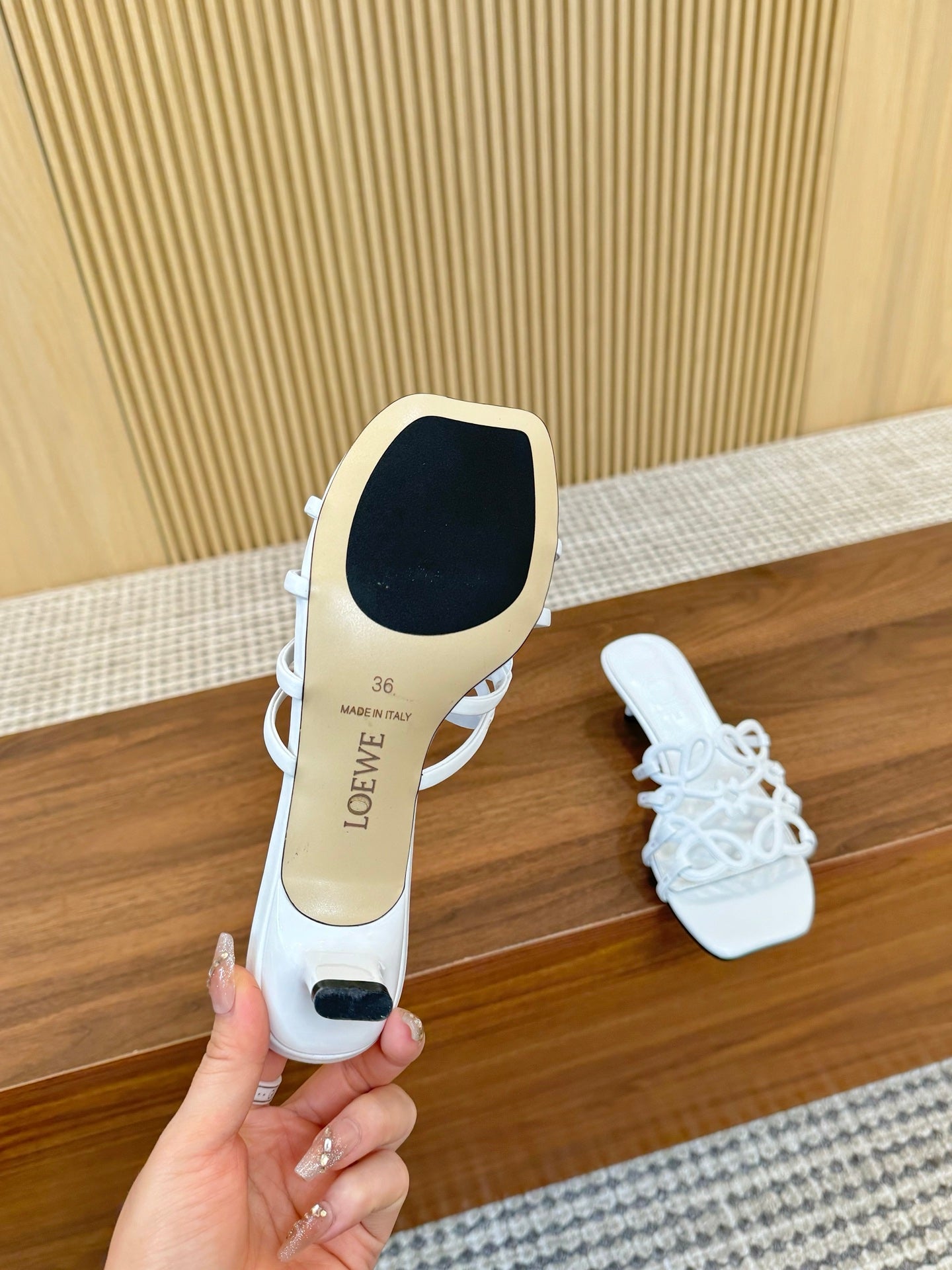 255QA33ZDE Stylish leather Slippers