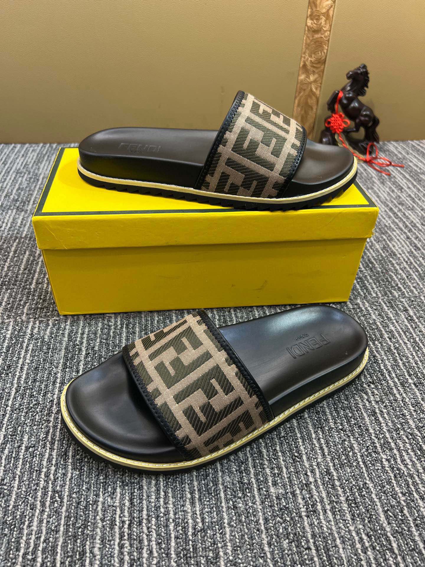 5XF105ZDE Stylish Slippers