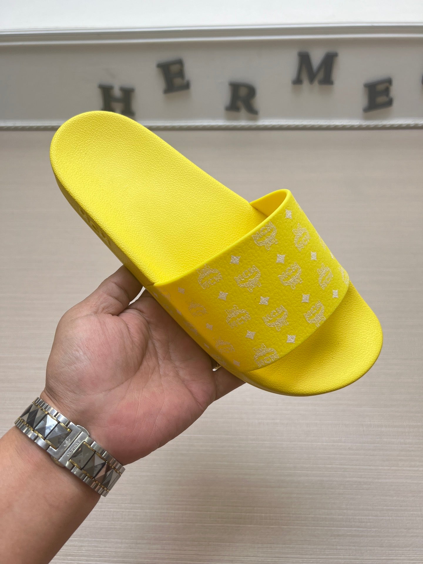 54M47ZDE Stylish slippers