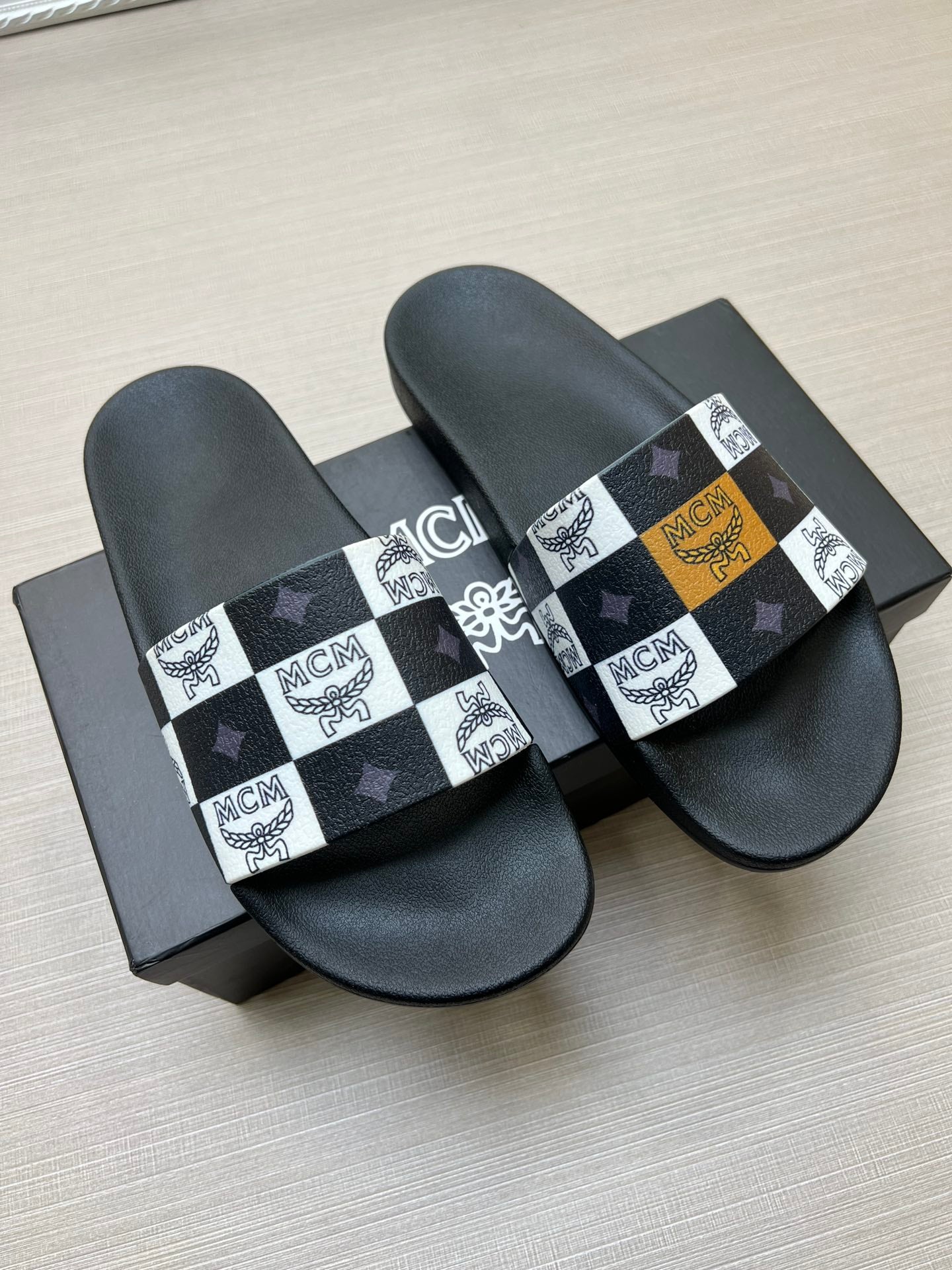 54M44ZDE Stylish slippers