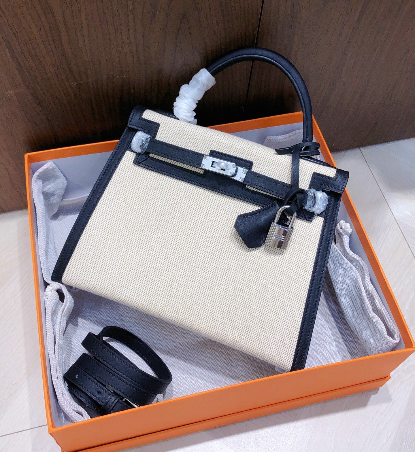 15RH119BDE Stylish leather bag