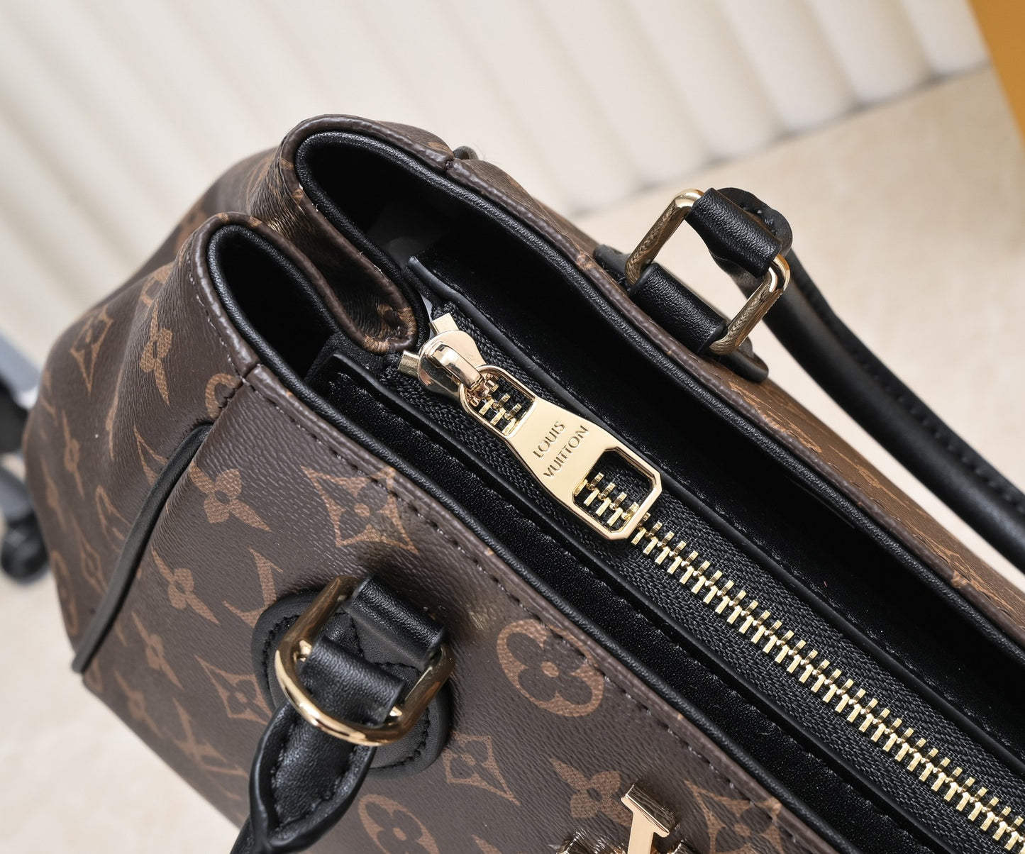 165NE102BDE Stylish leather bag