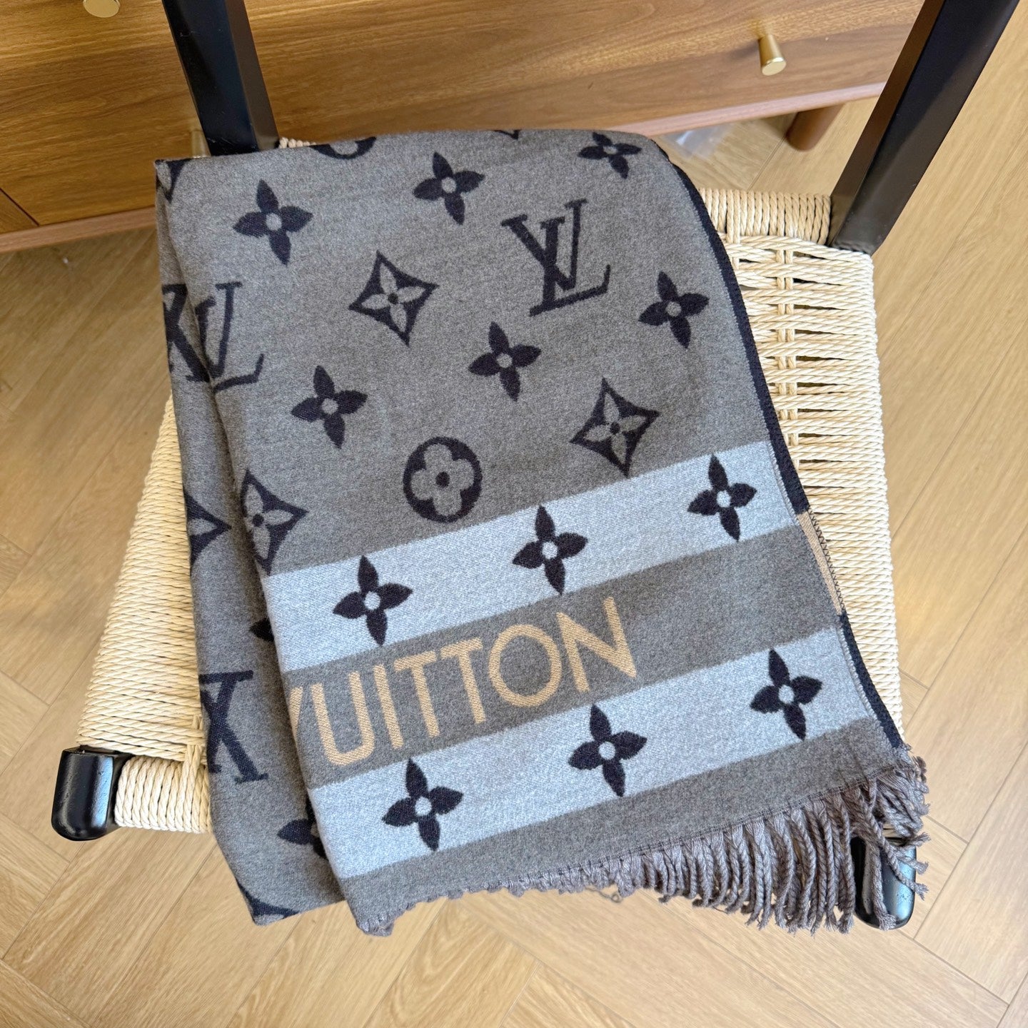 185ZE69WDE Stylish Winter Scarves