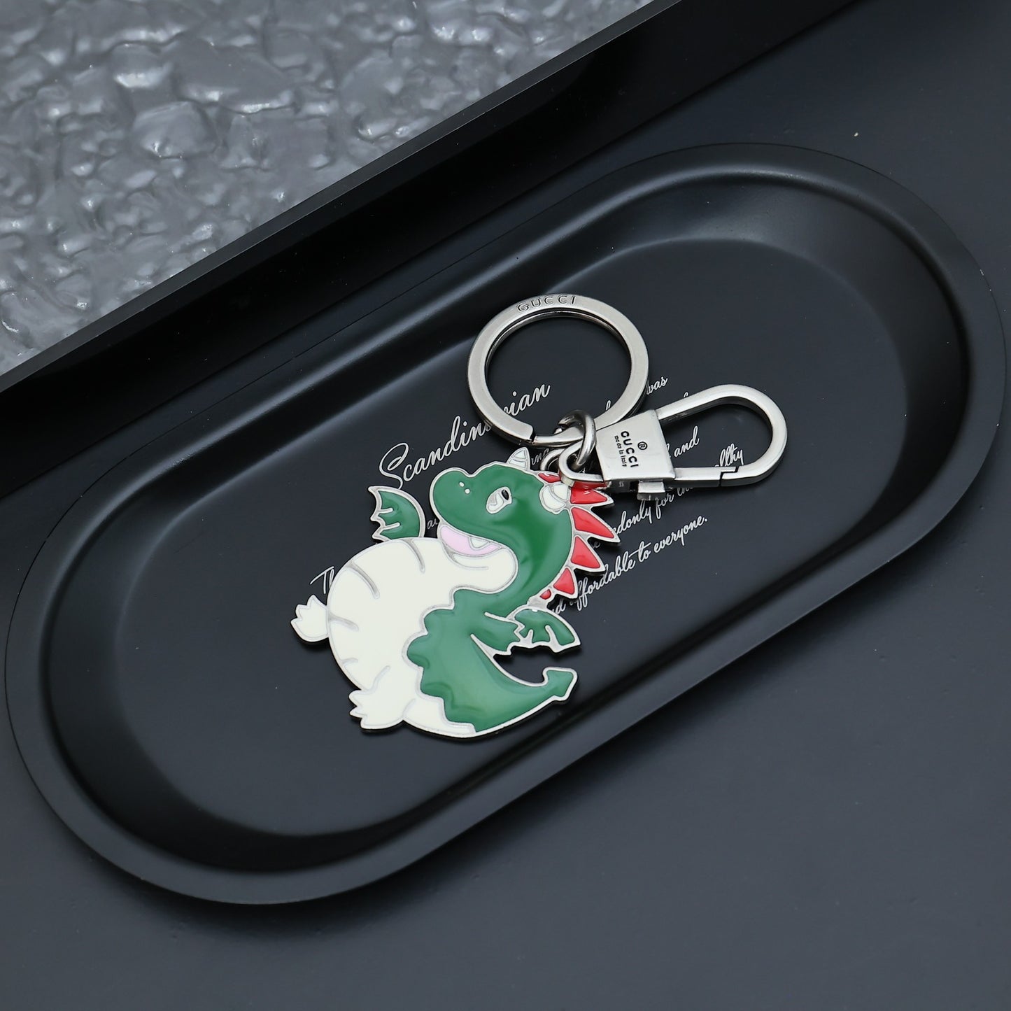 14B19ADE Stylish key closure