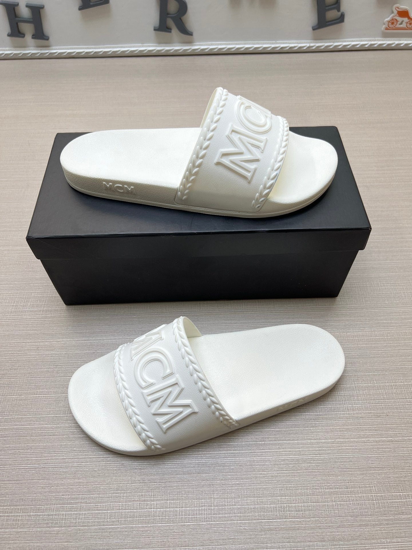 54M42ZDE Stylish slippers