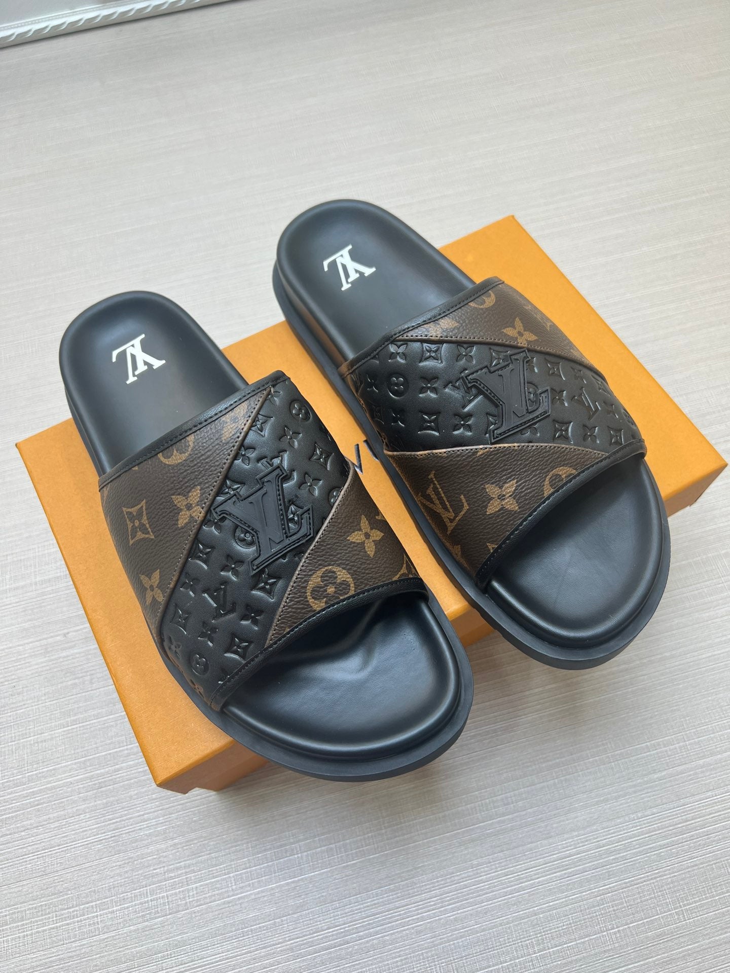 54E2ZDE Stylish slippers