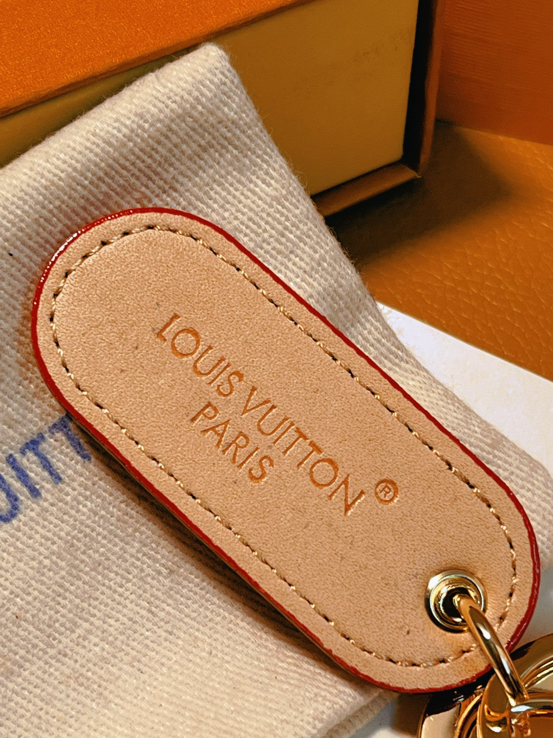 14E61ADE Stylish key closure