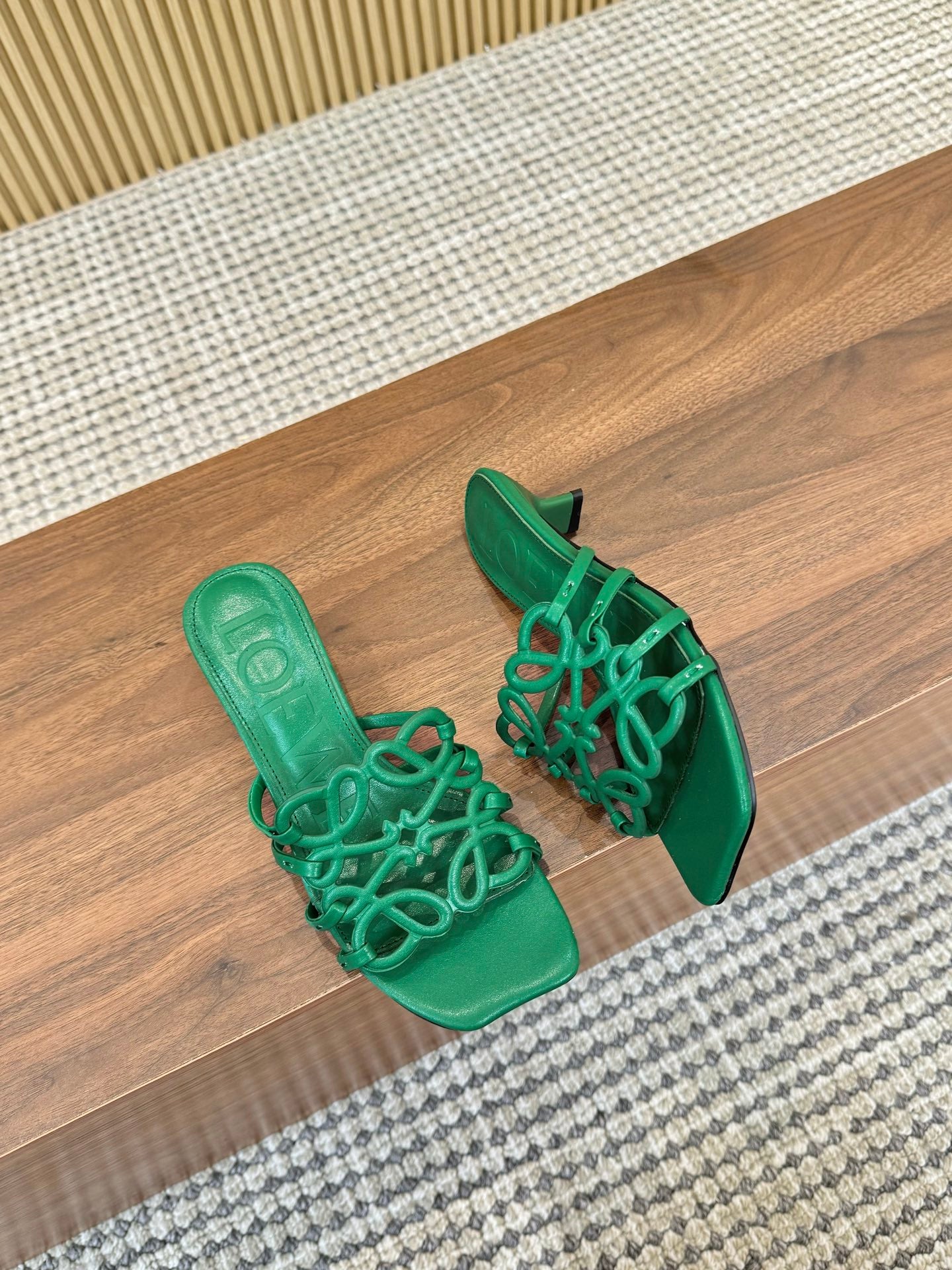 255QA33ZDE Stylish leather Slippers