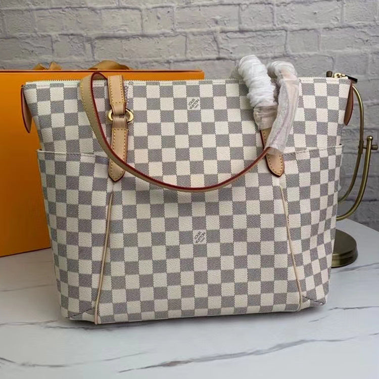 2E108BDE Stylish leather bag
