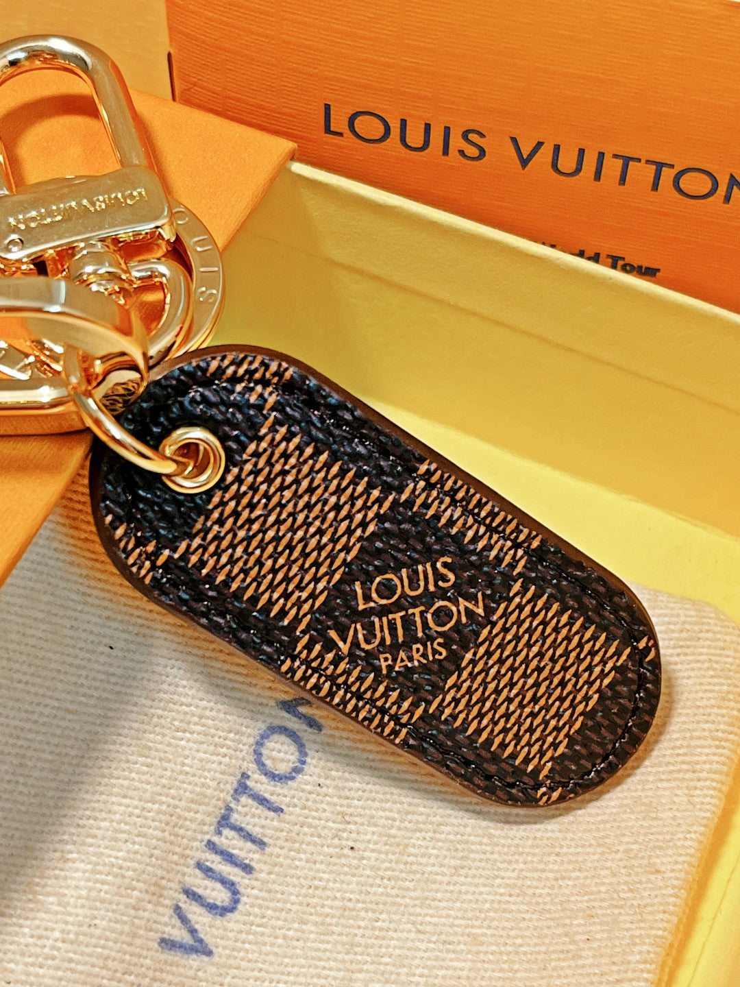 14E61ADE Stylish key closure