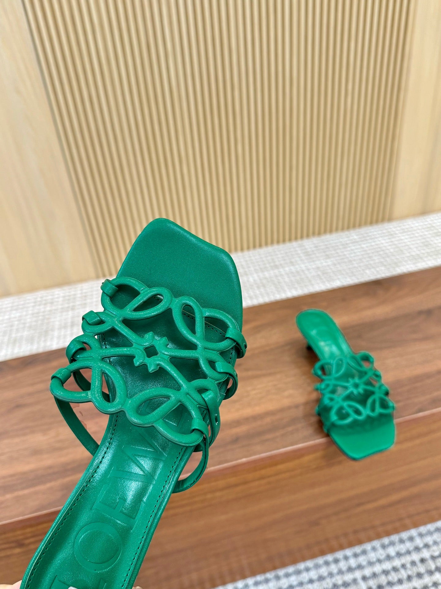 255QA33ZDE Stylish leather Slippers