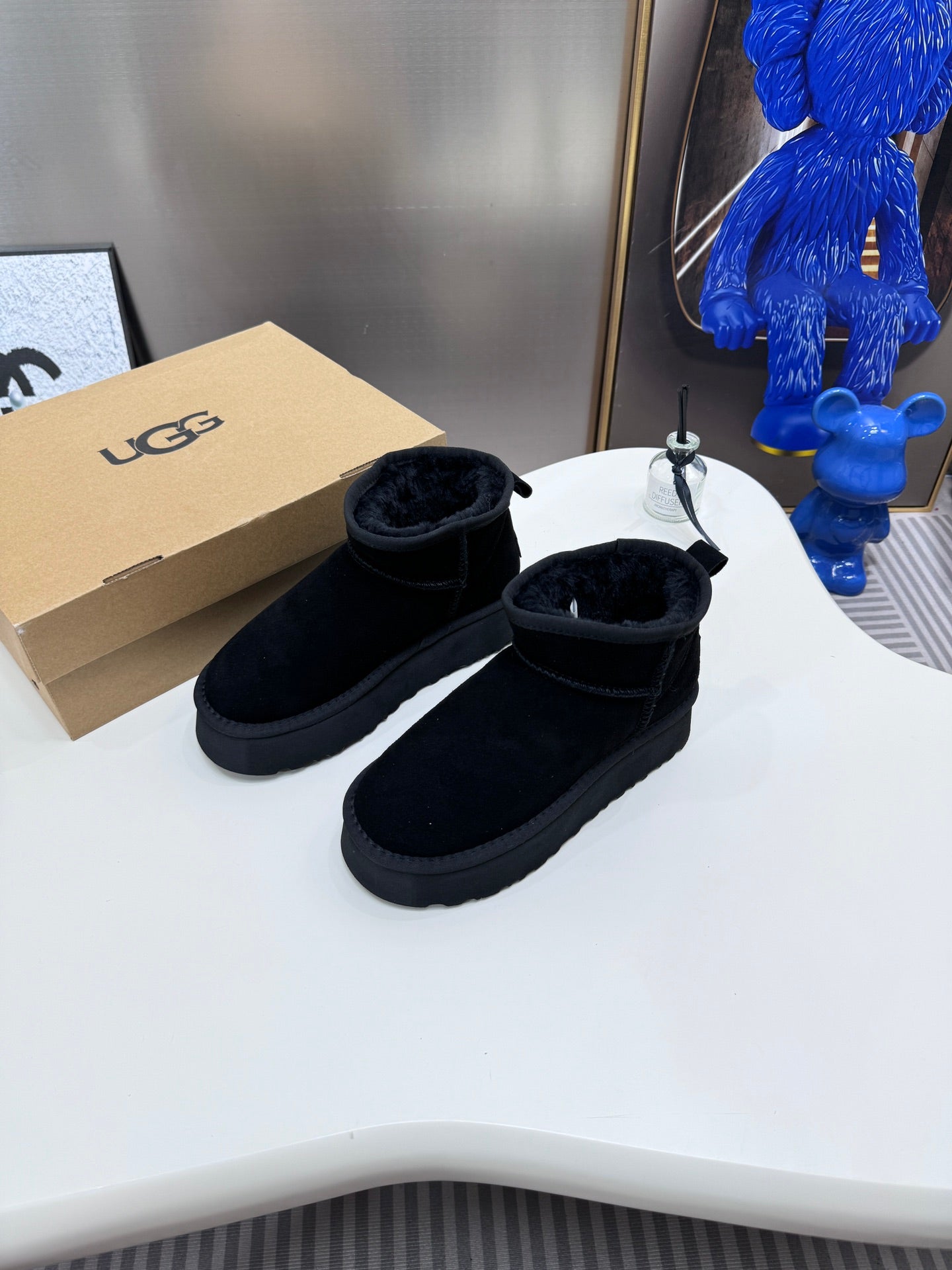 1LU9ZDE Stylish snow boots