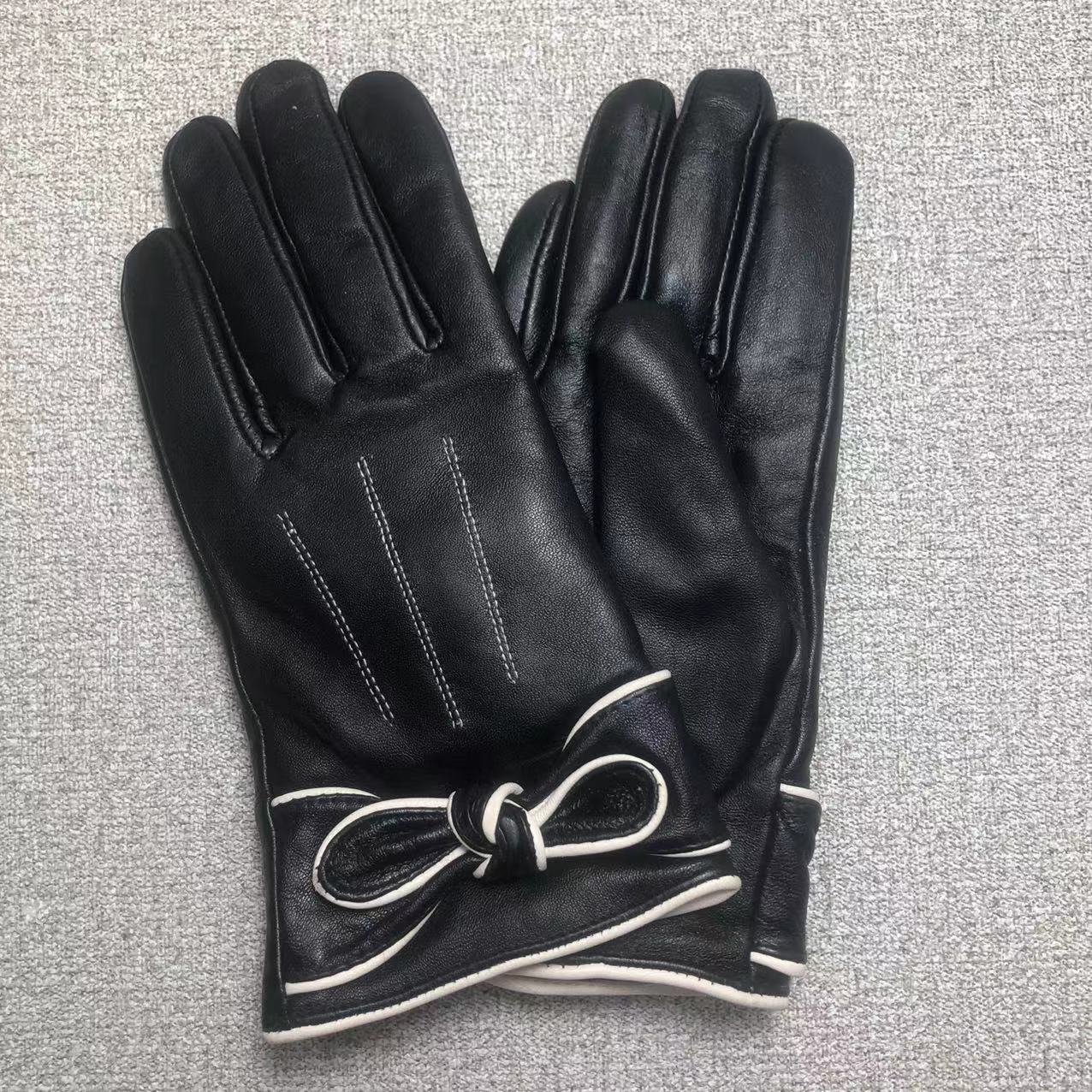 24C76SDE Stylish gloves