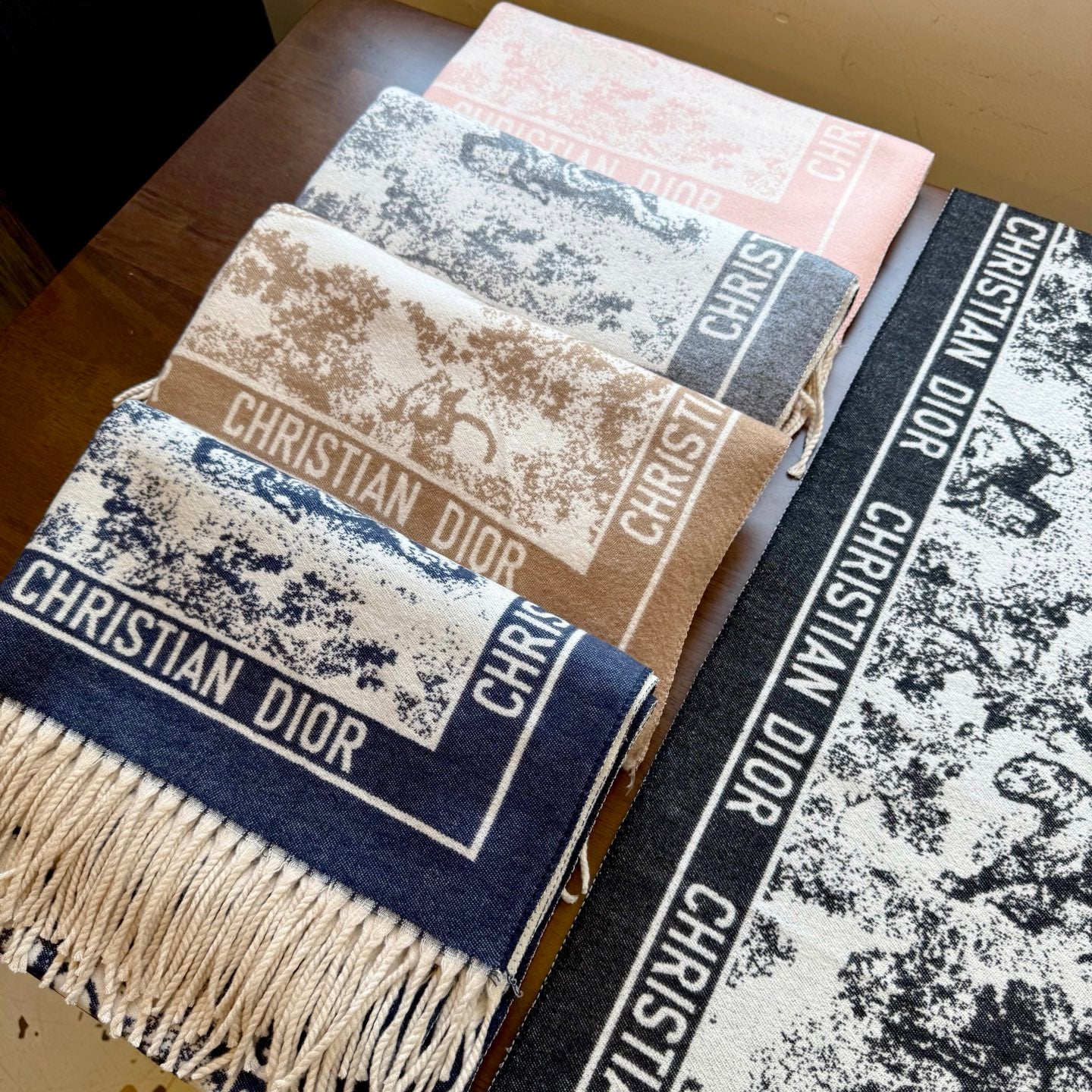 185ZD70WDE Stylish Winter Scarves