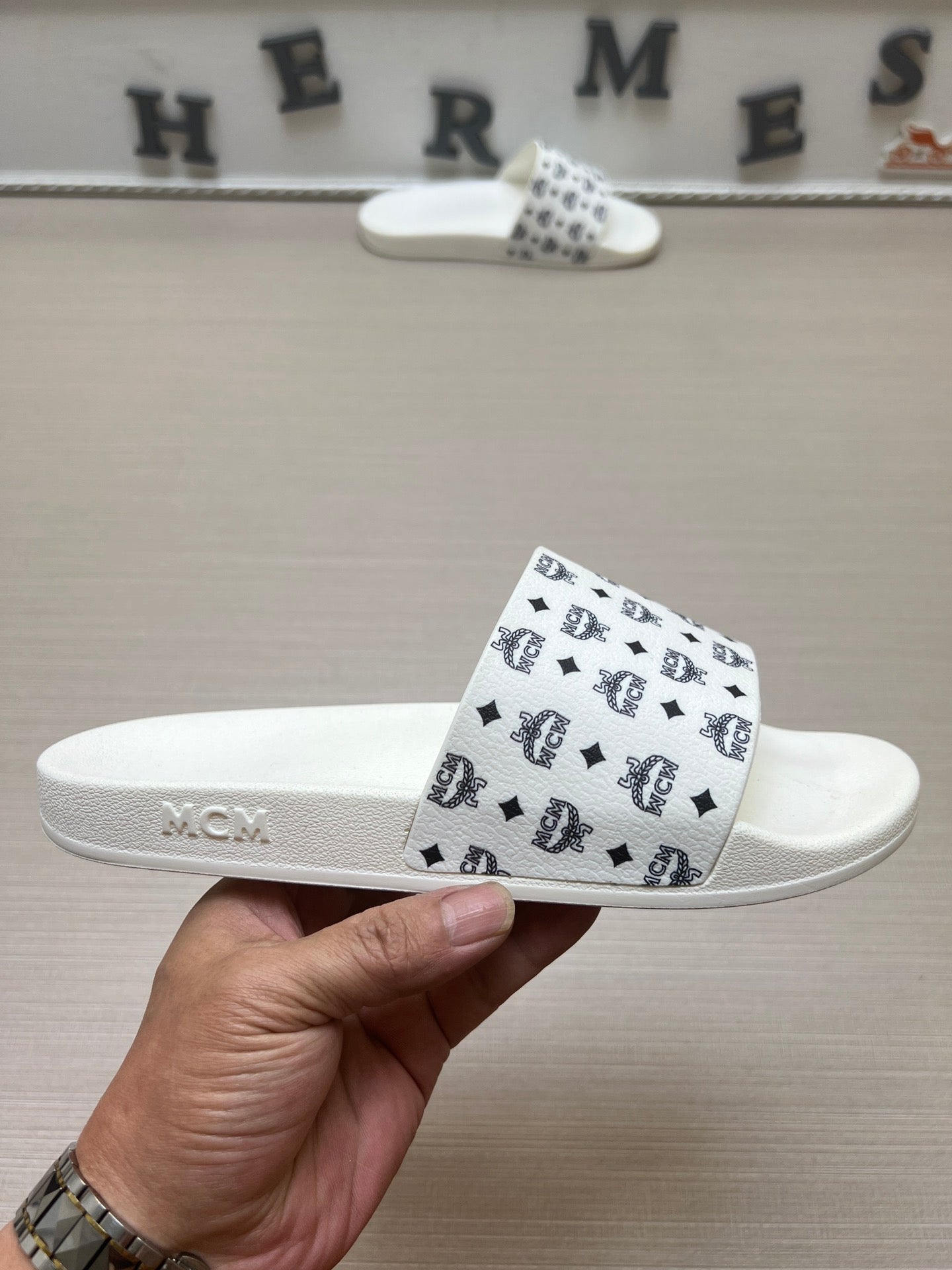 54M46ZDE Stylish slippers