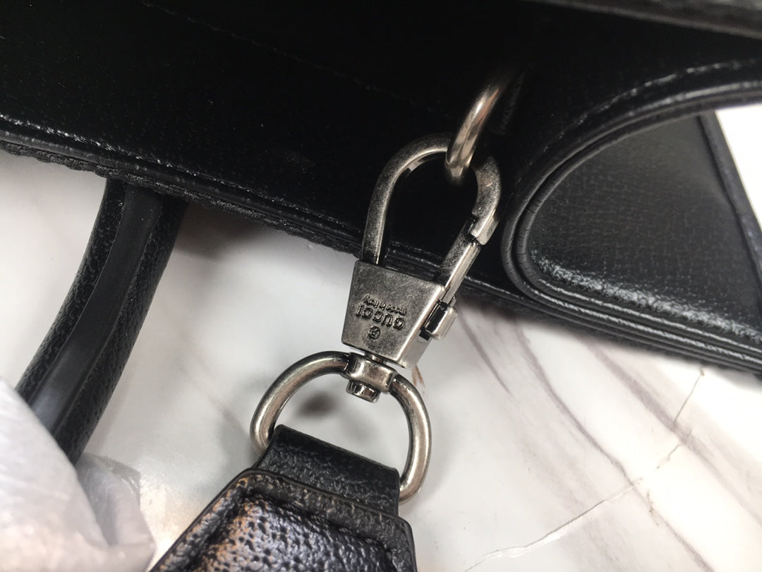 15RB112BDE Stylish leather bag
