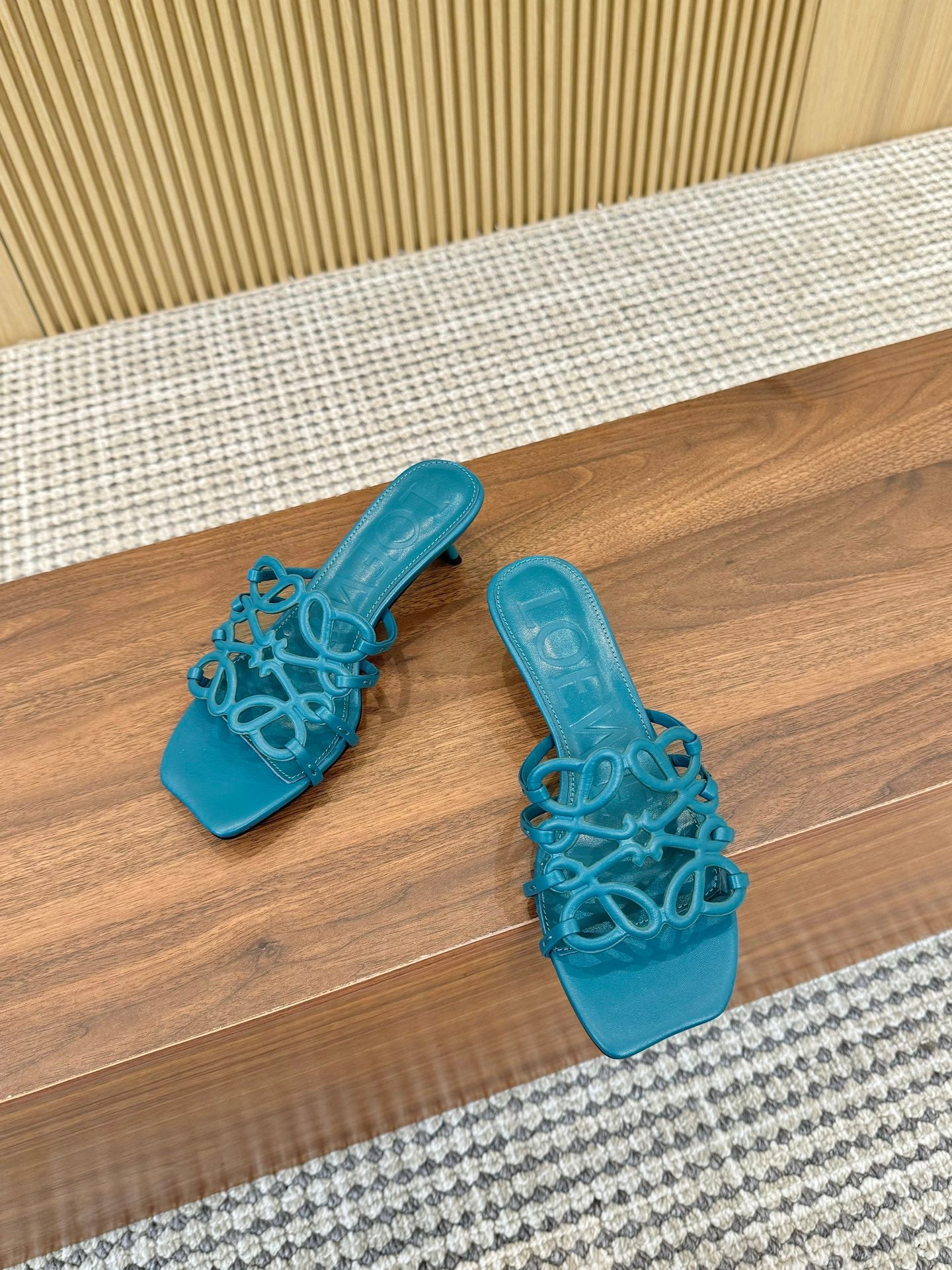 255QA33ZDE Stylish leather Slippers
