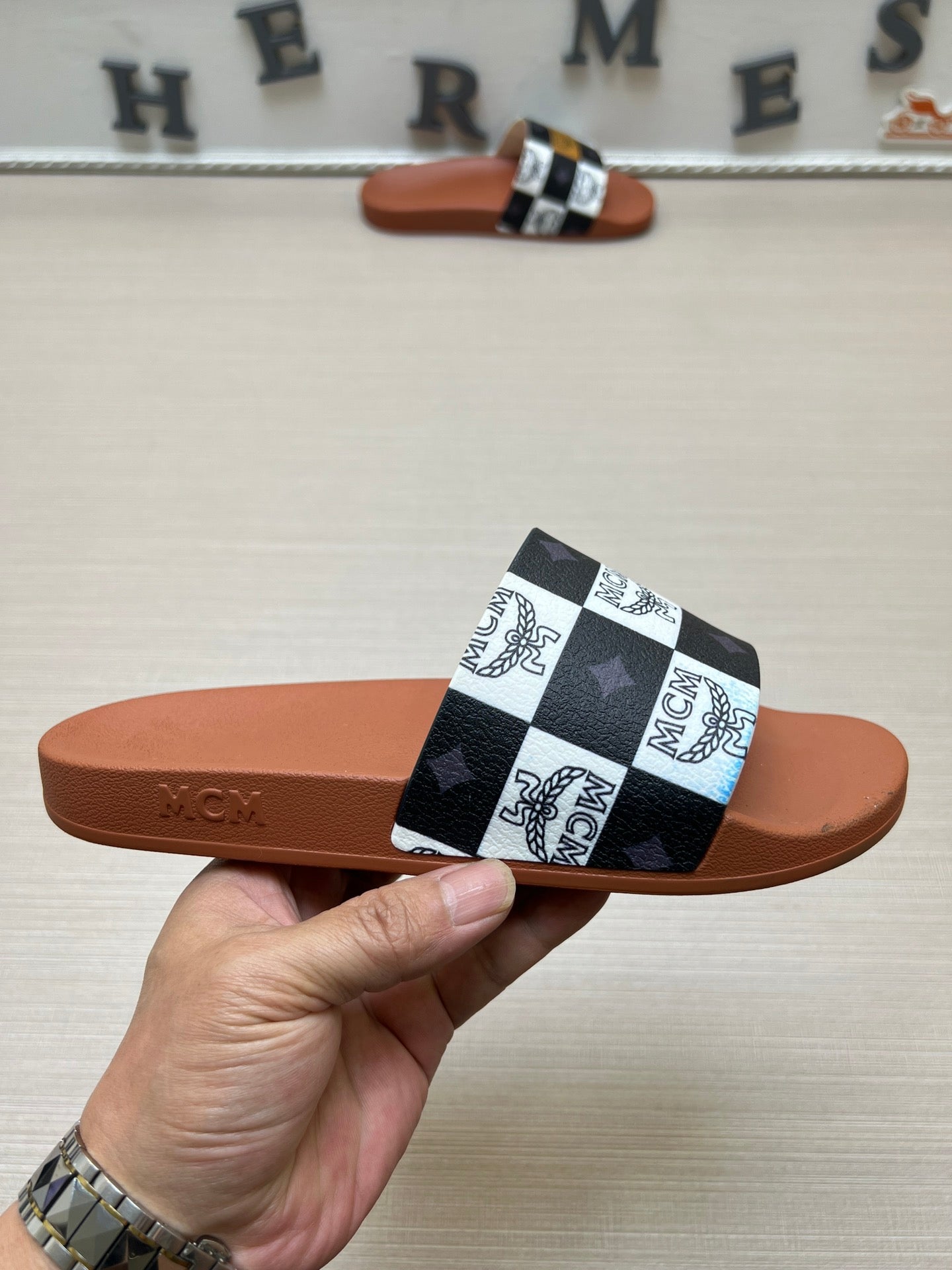 54M44ZDE Stylish slippers