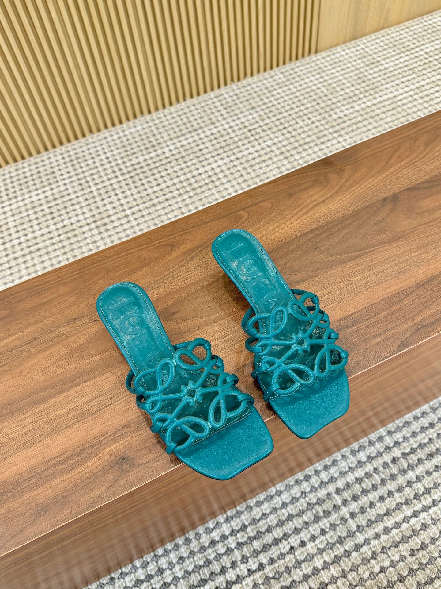 255QA33ZDE Stylish leather Slippers
