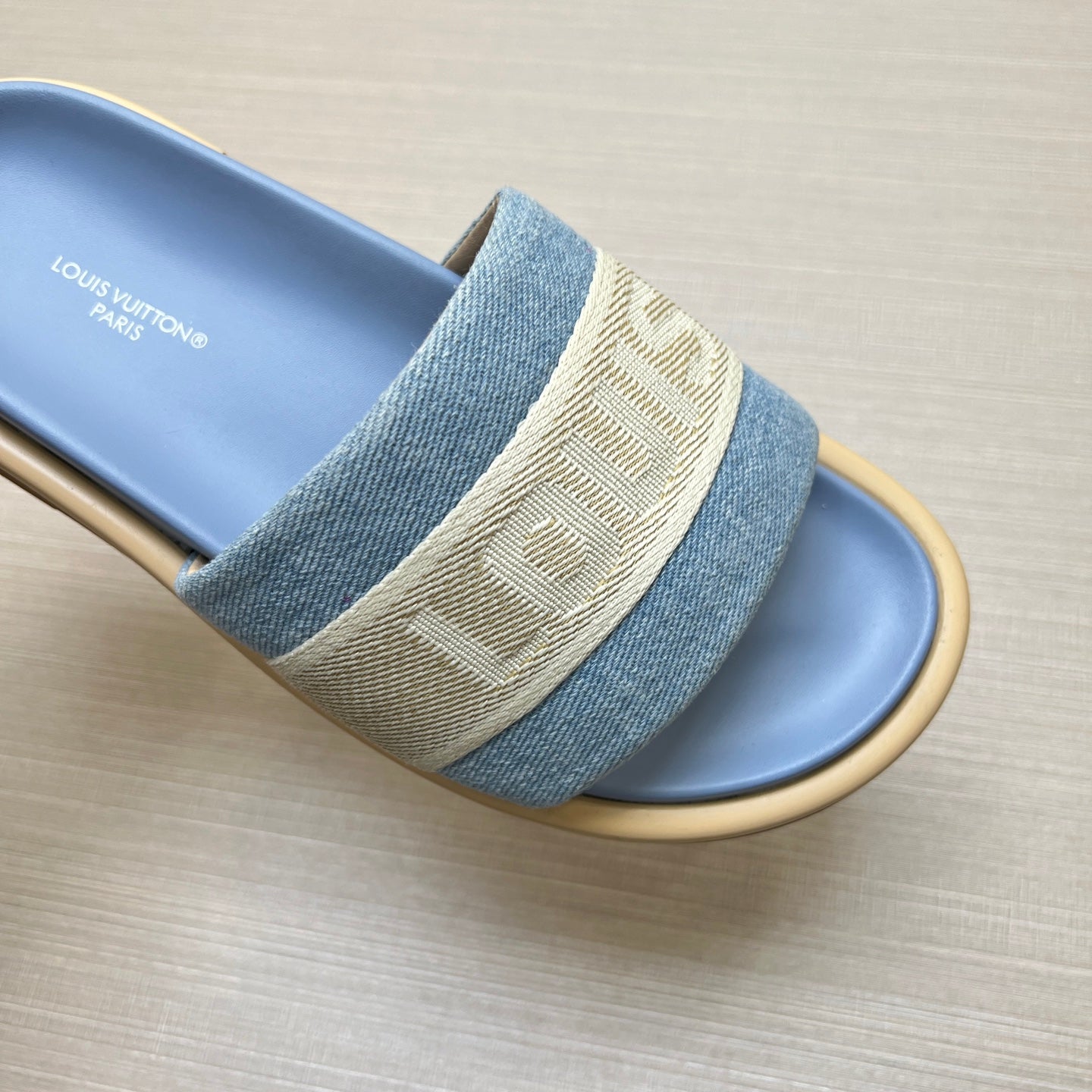 535ZE300ZDE Stylish Slippers