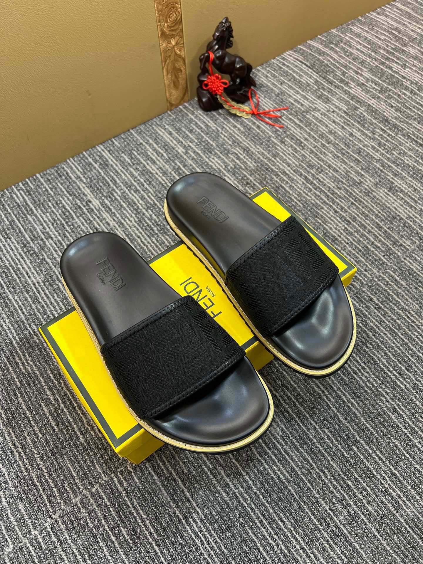 5XF105ZDE Stylish Slippers