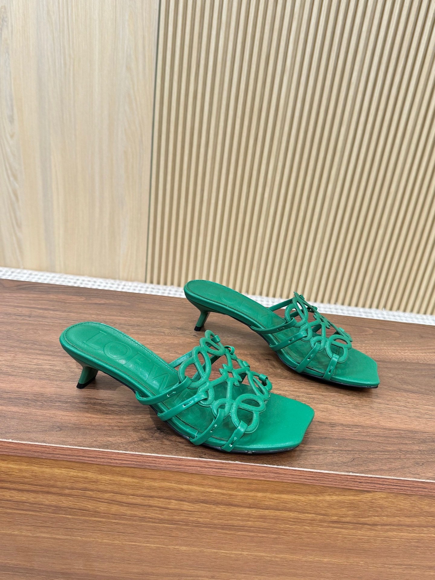 255QA33ZDE Stylish leather Slippers