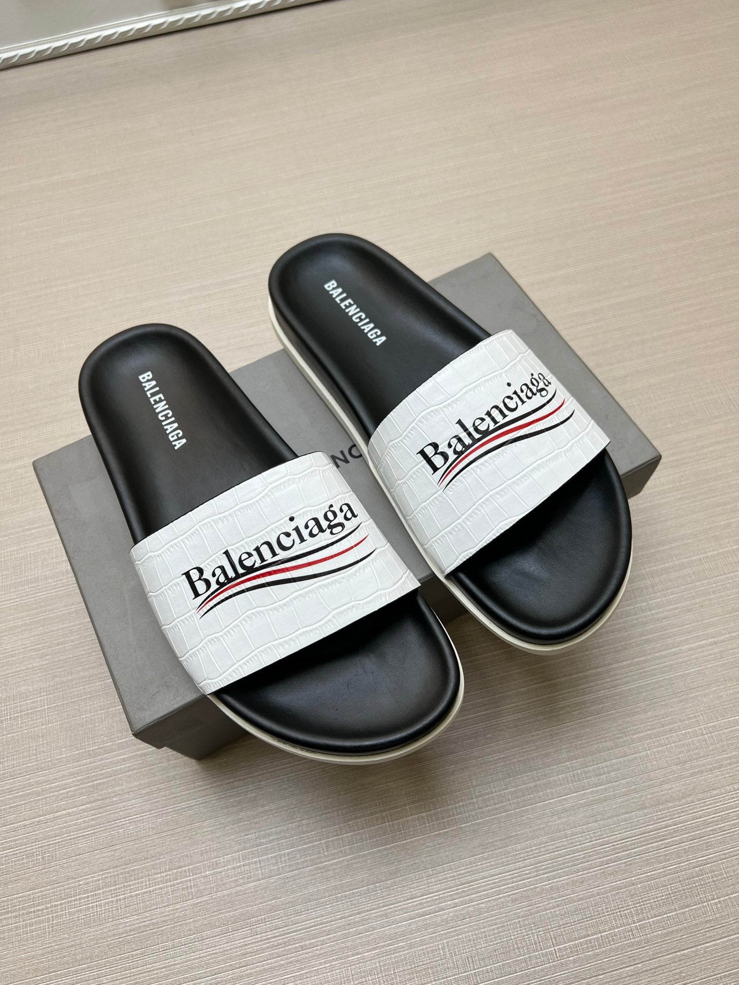 54J99ZDE Stylish slippers