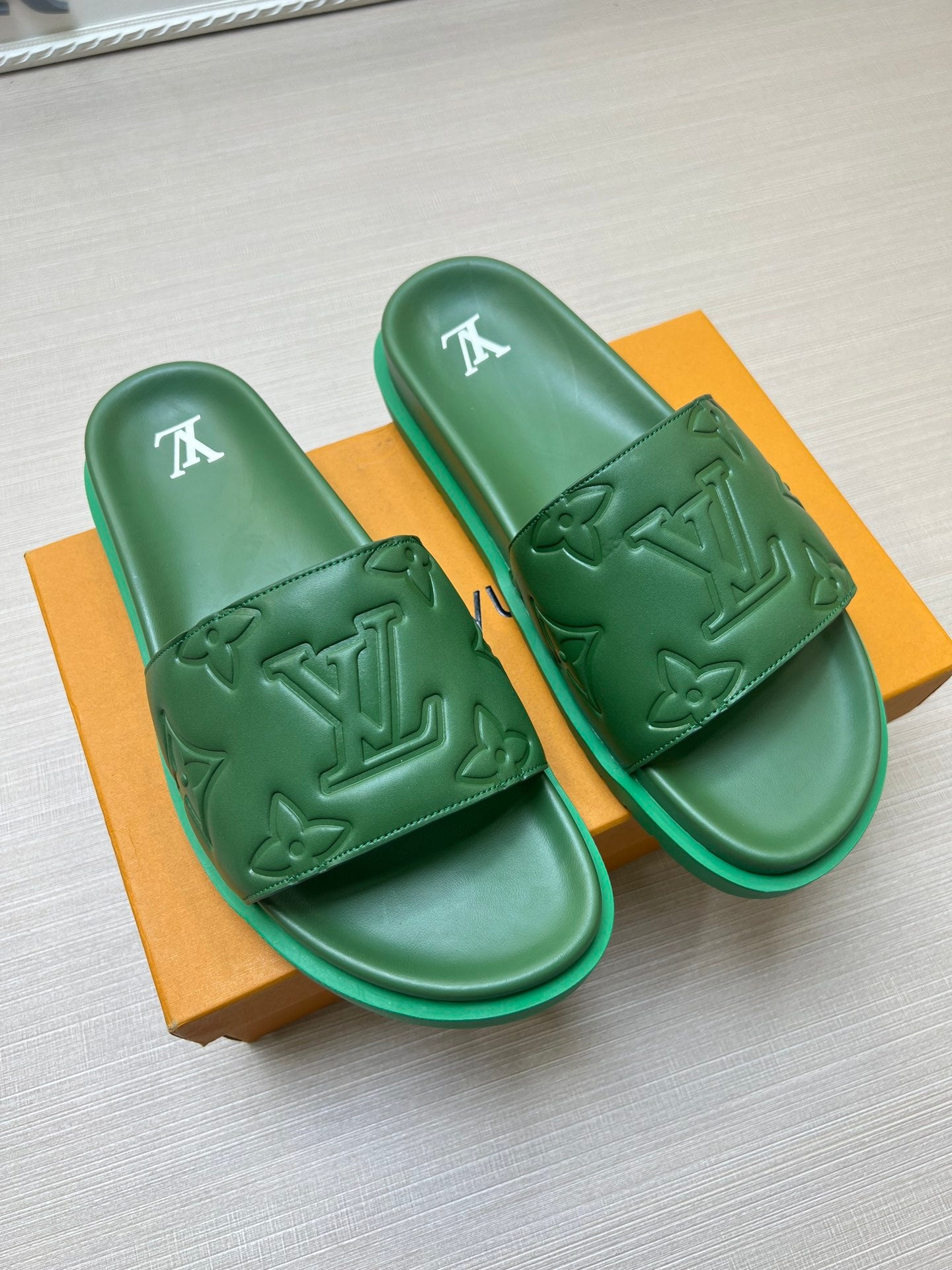 54E3ZDE Stylish slippers