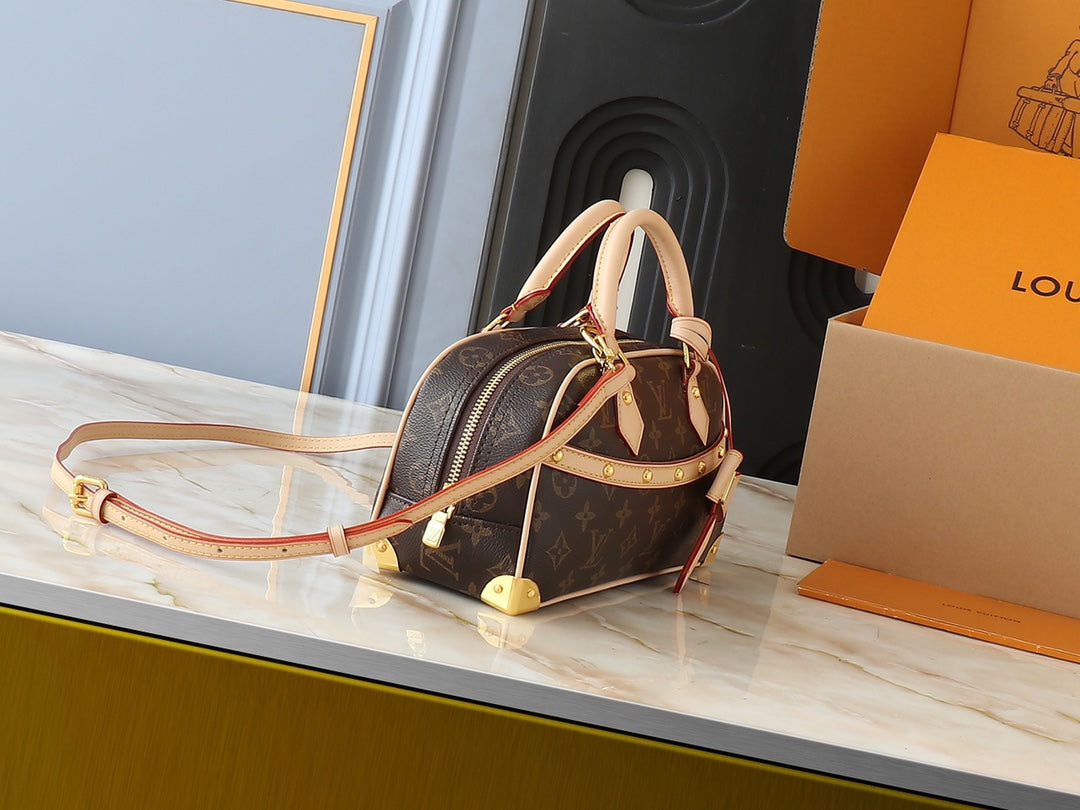 165NE101BDE Stylish leather bag