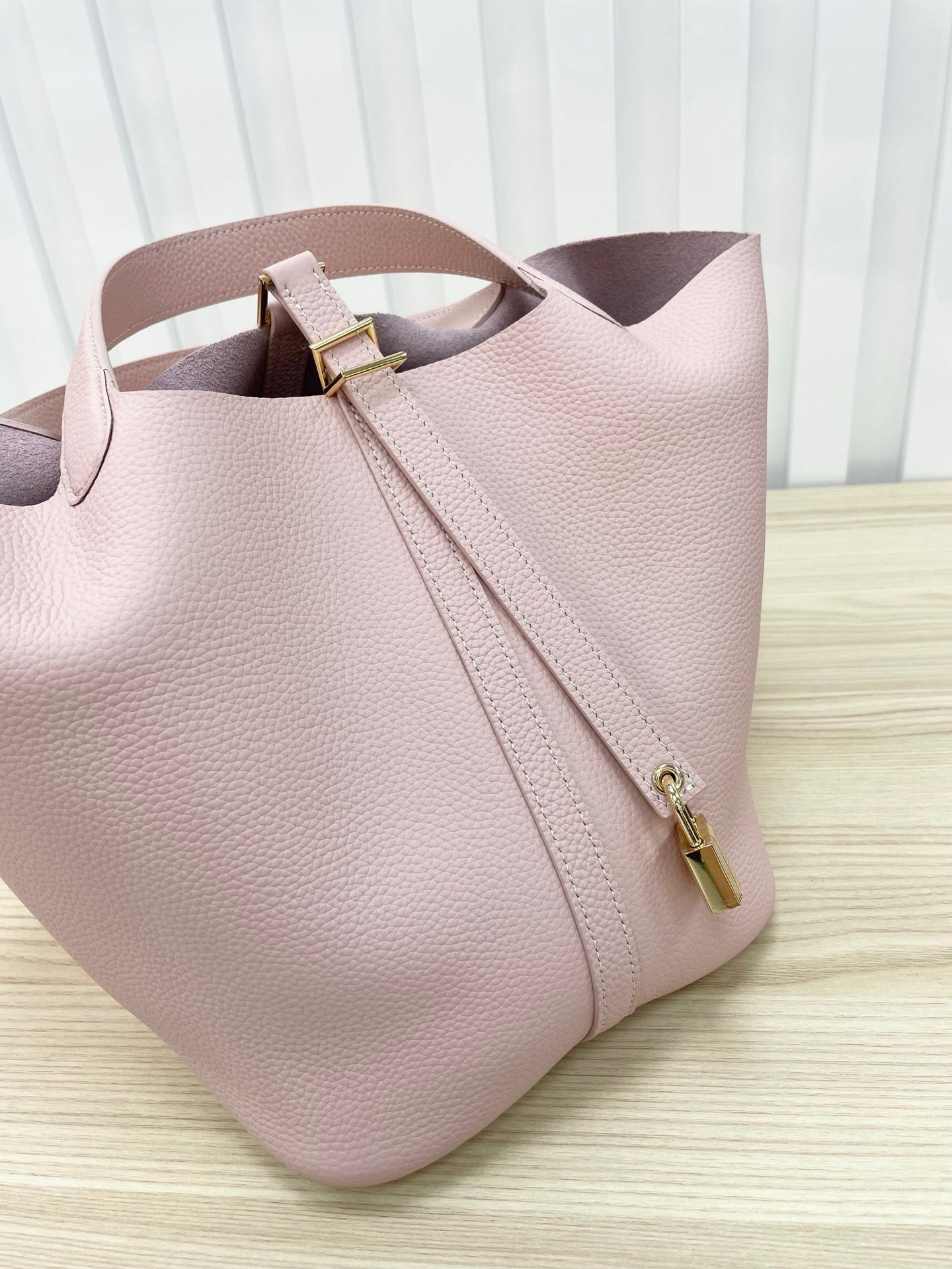 15RH6BDE Stylish leather bag