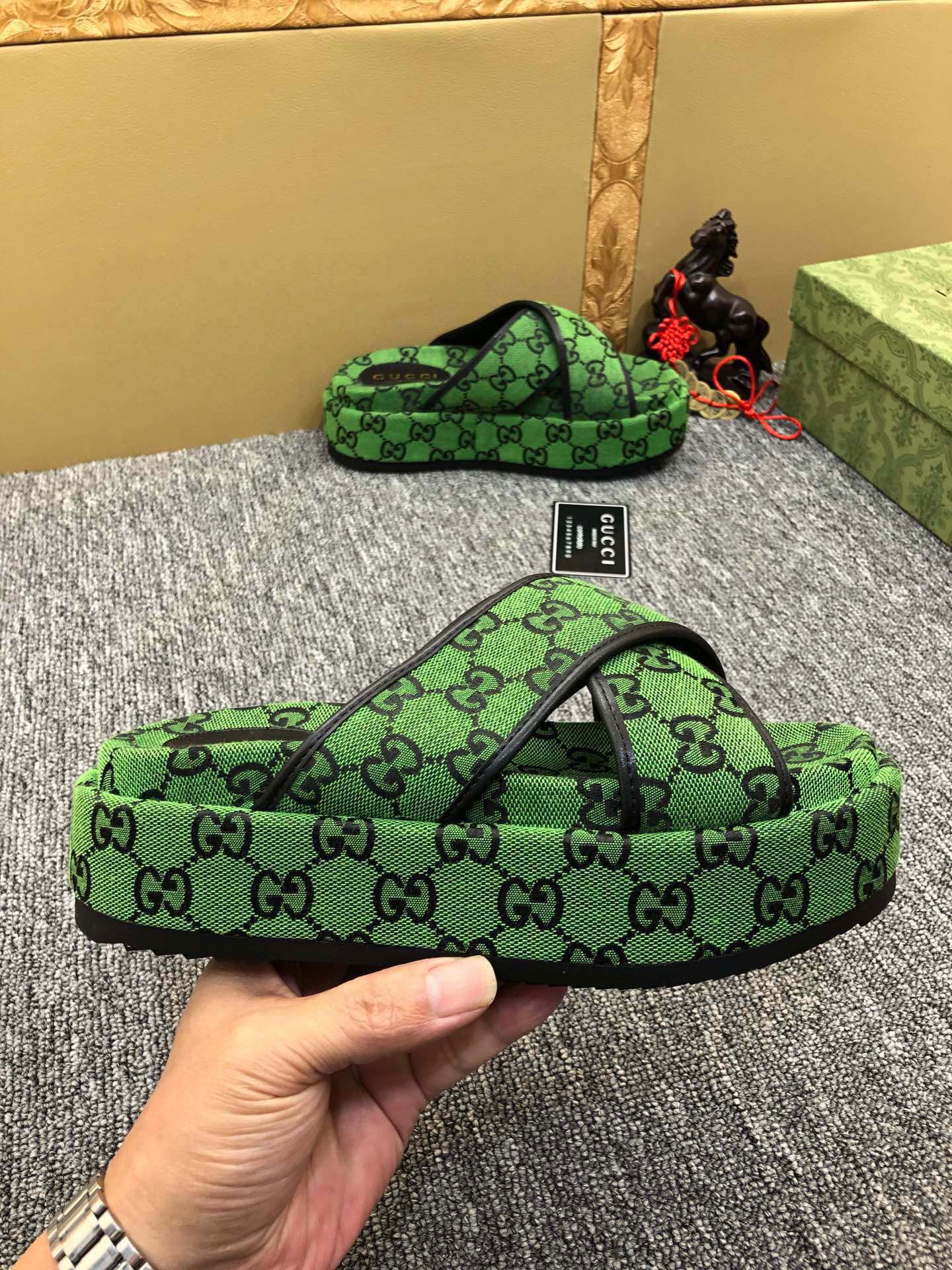 5YB69ZDE Stylish Slippers