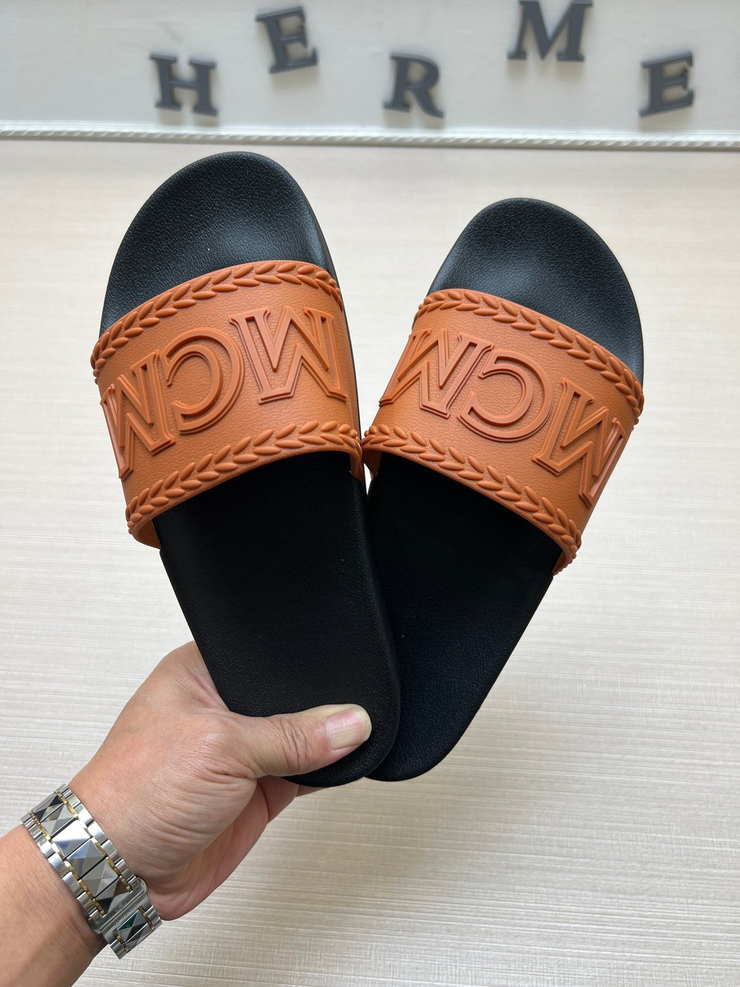 54M42ZDE Stylish slippers