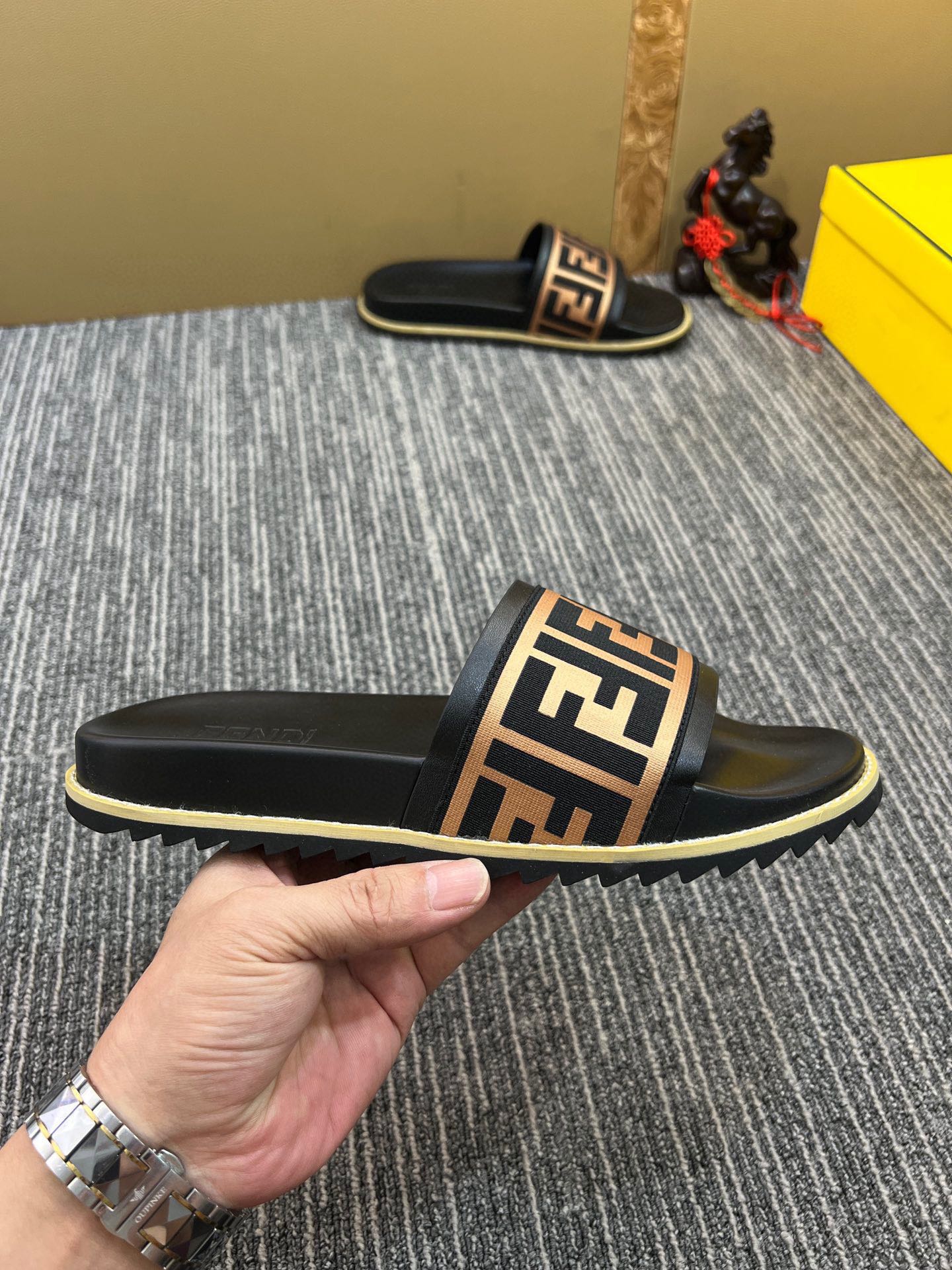 5YF111ZDE Stylish Slippers