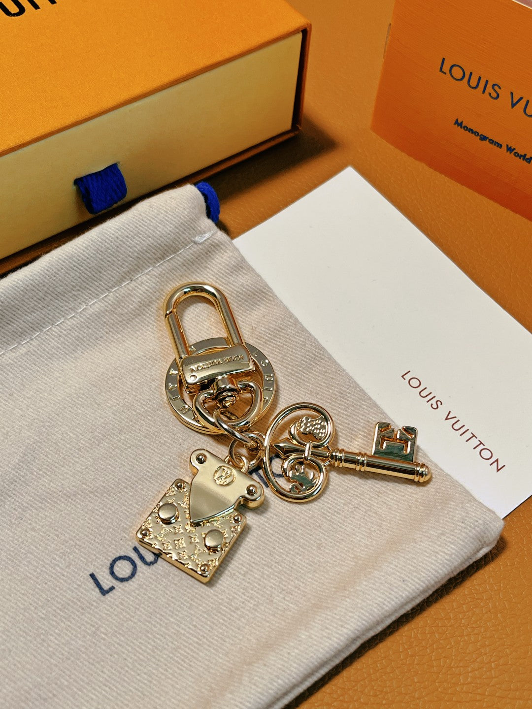 14E43ADE Stylish key closure