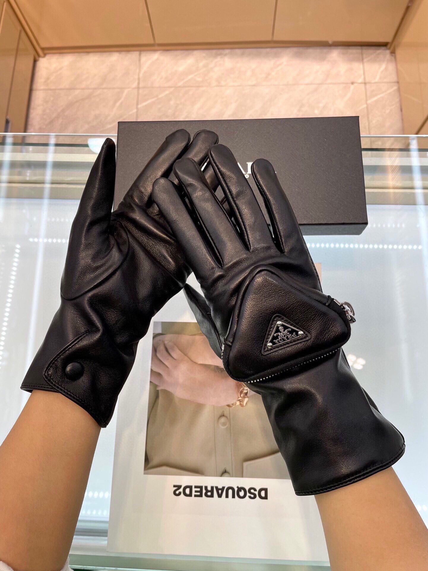 24PD98SDE Stylish gloves