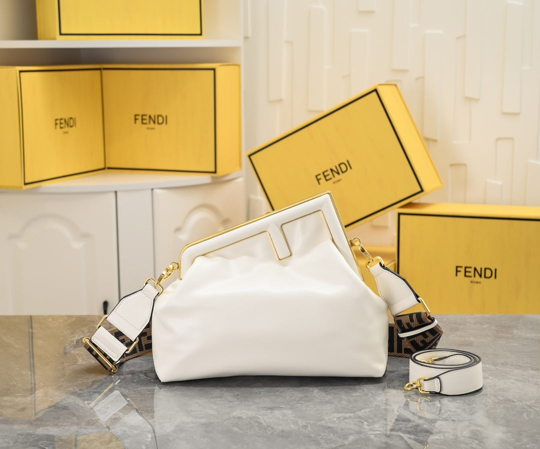 2XF20BDE Stylish leather bag