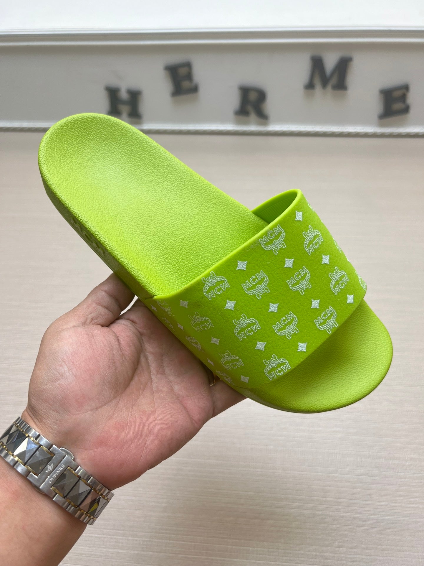 54M47ZDE Stylish slippers