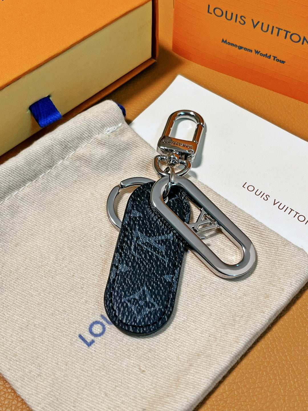 14E61ADE Stylish key closure