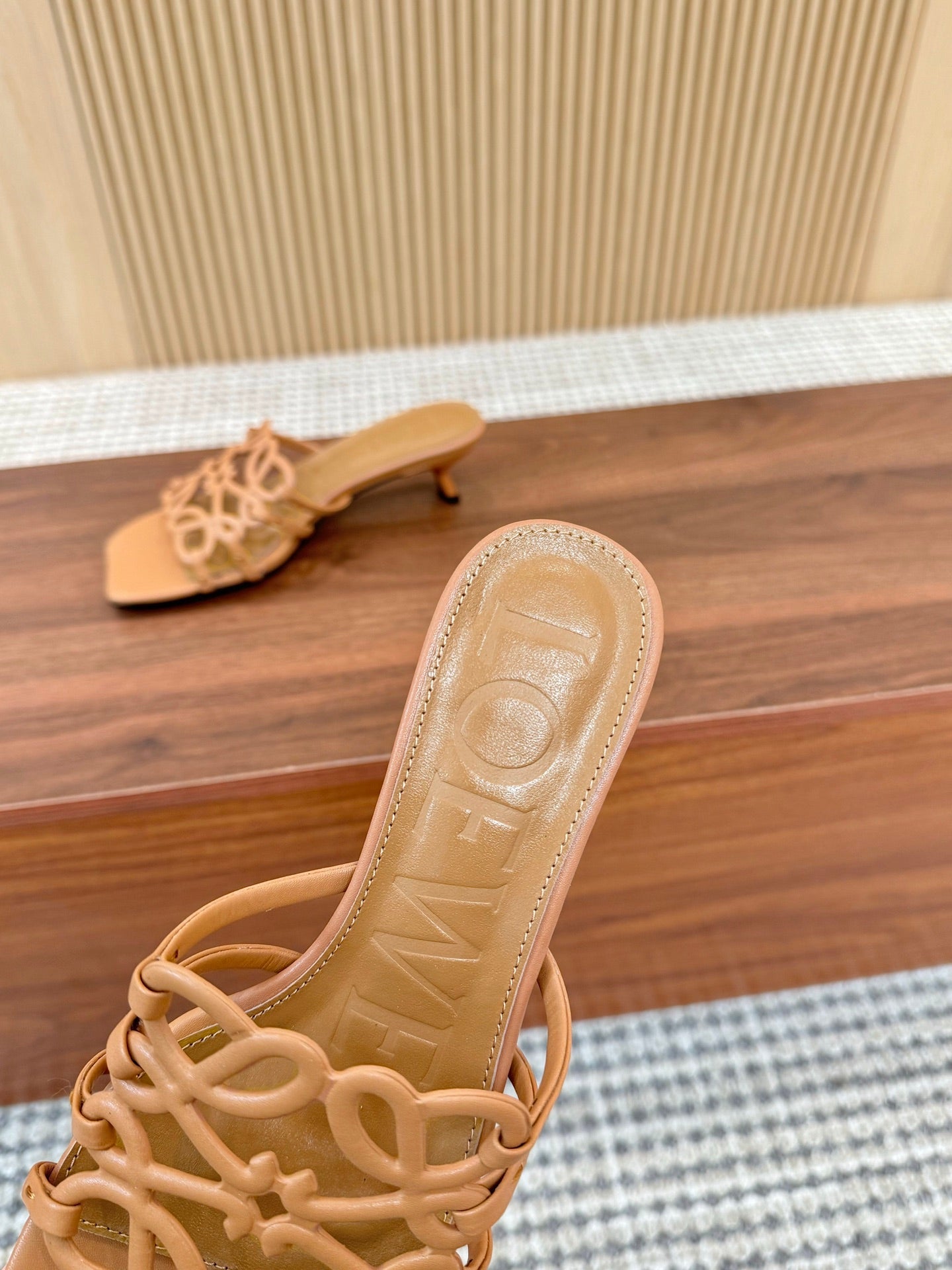 255QA33ZDE Stylish leather Slippers