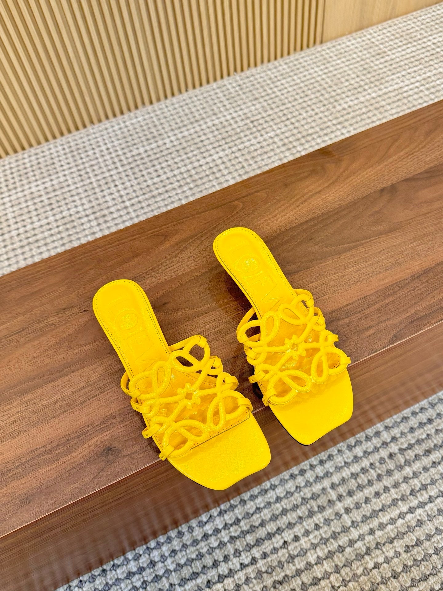 255QA33ZDE Stylish leather Slippers