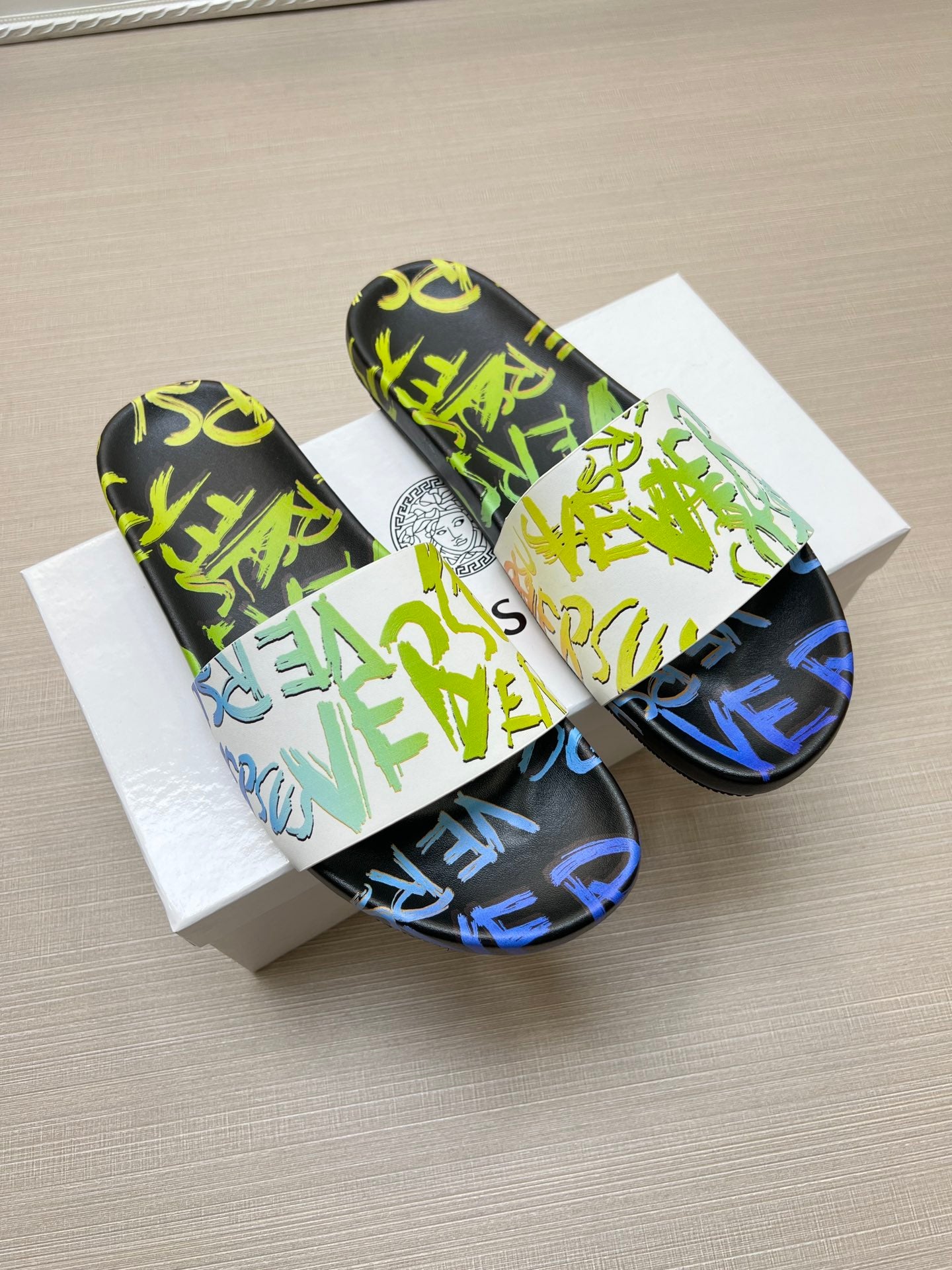 54V94ZDE Stylish slippers