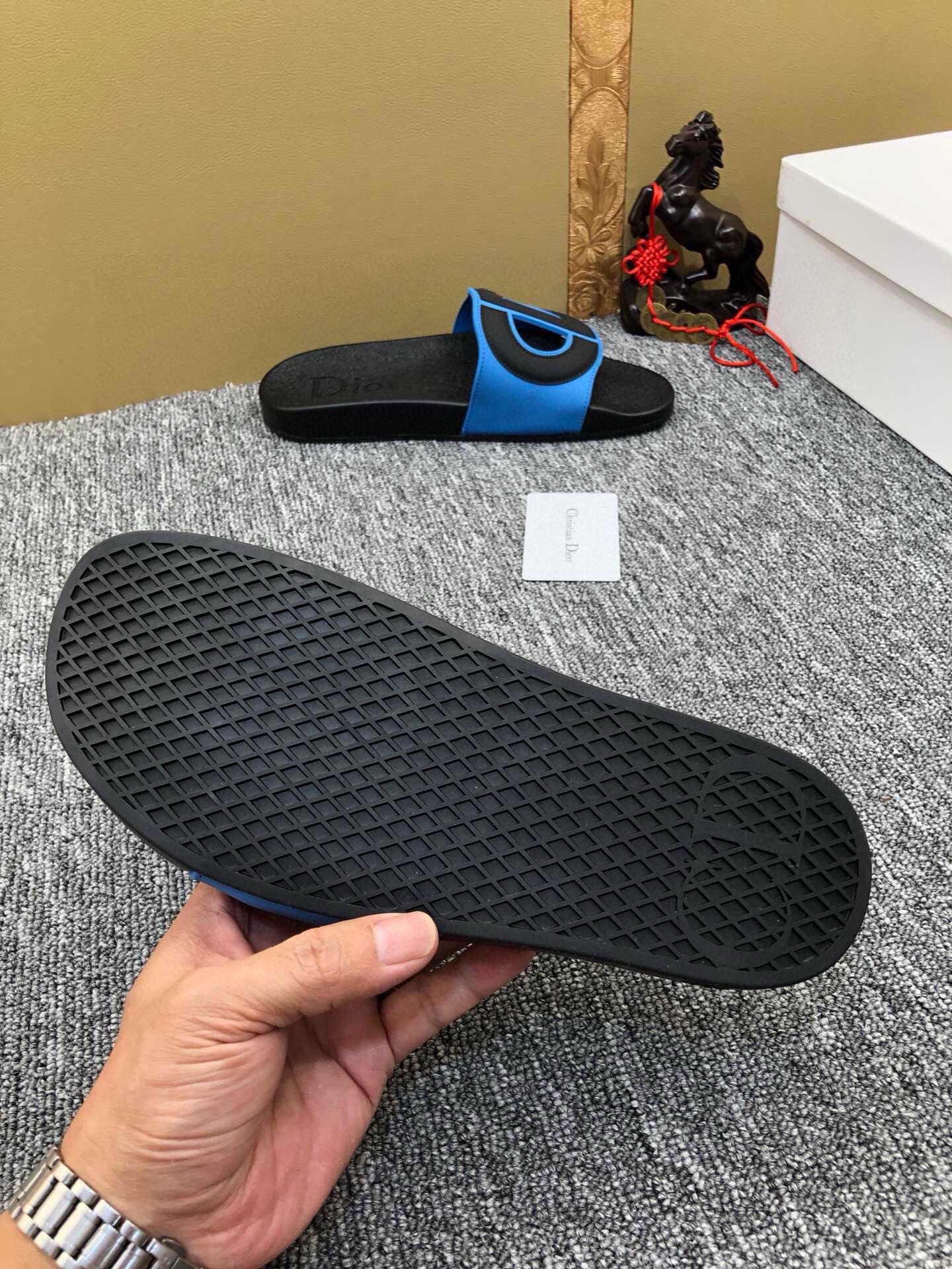 54D51ZDE Stylish slippers