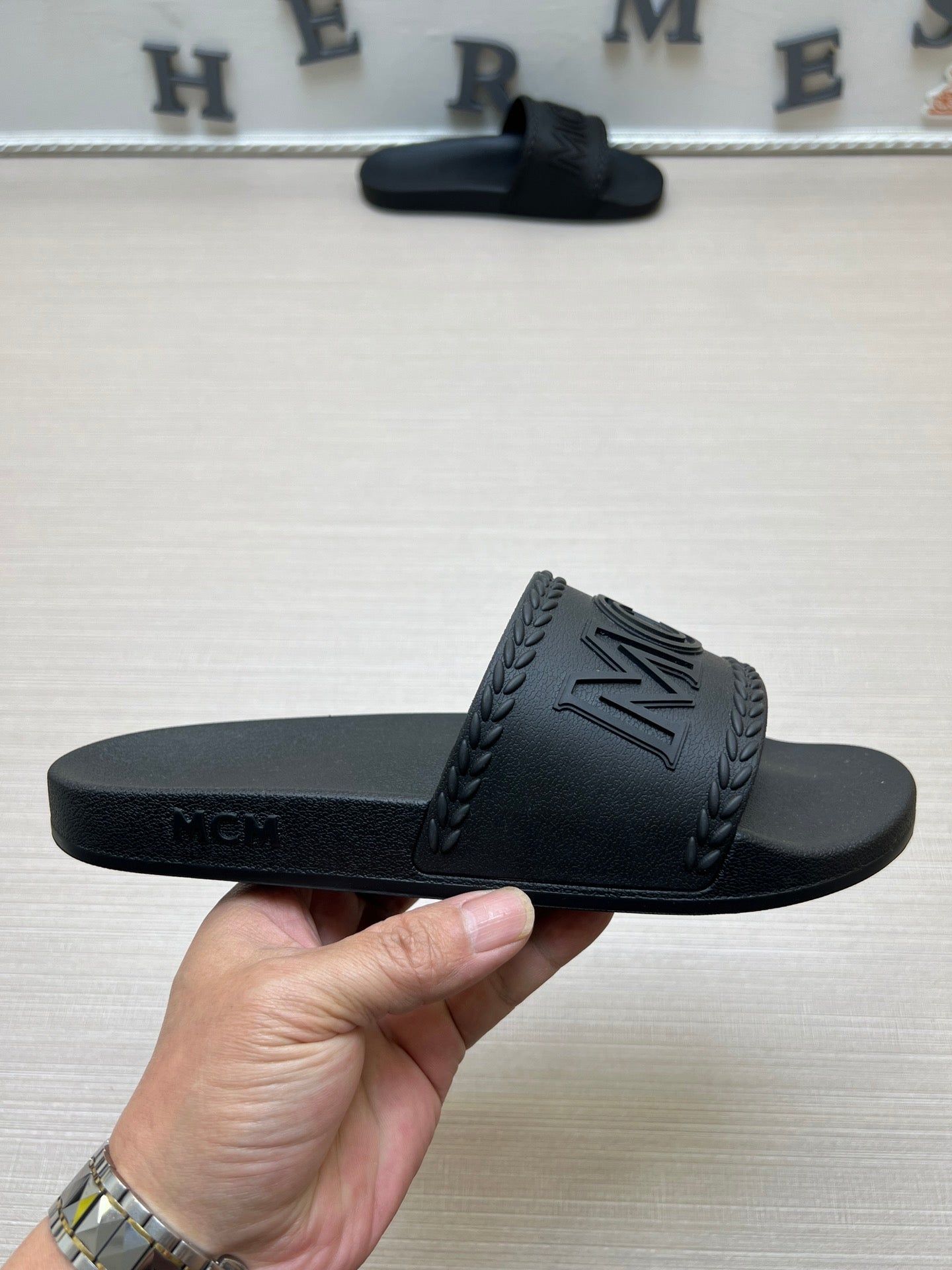 54M42ZDE Stylish slippers