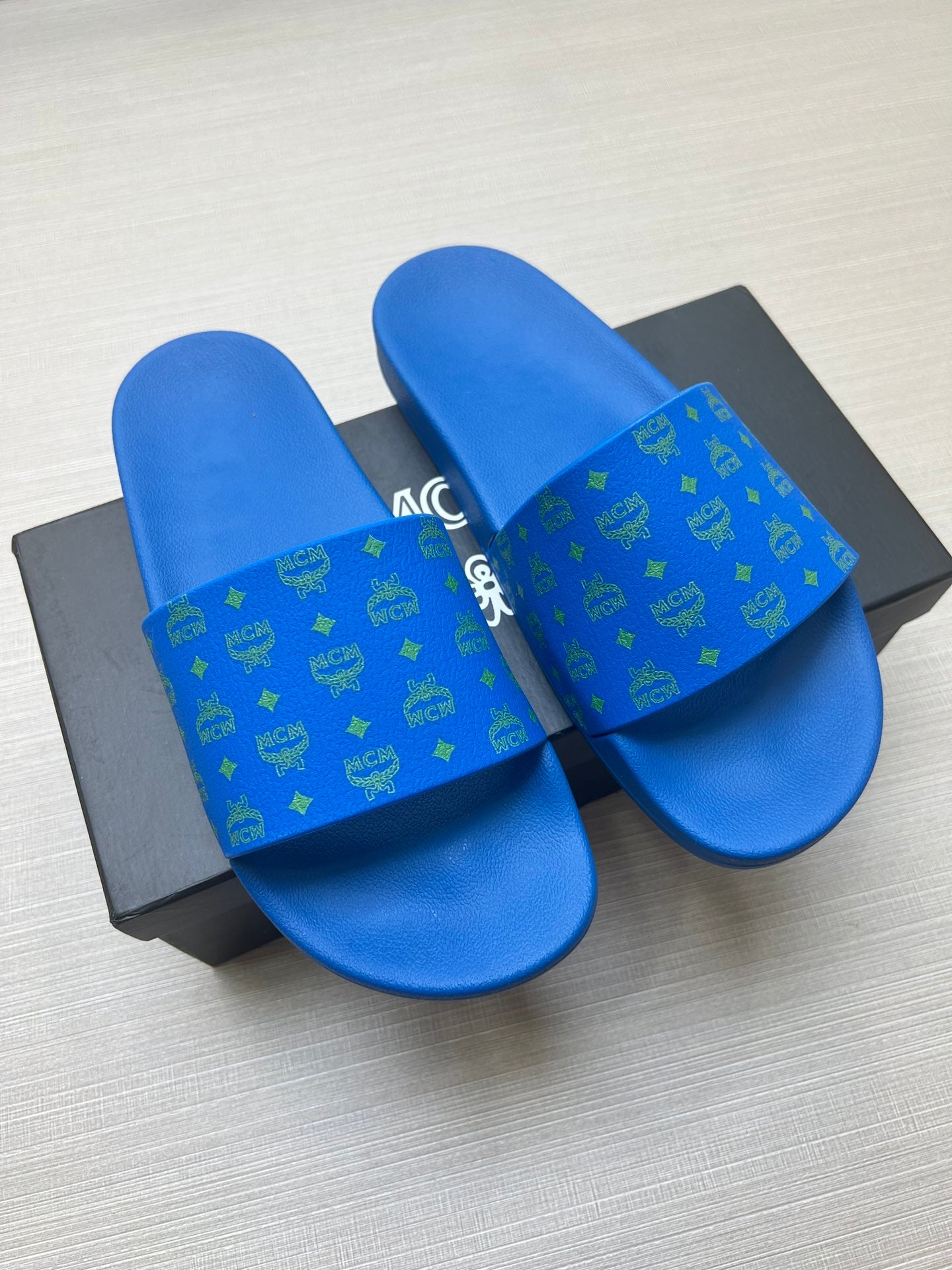 54M47ZDE Stylish slippers