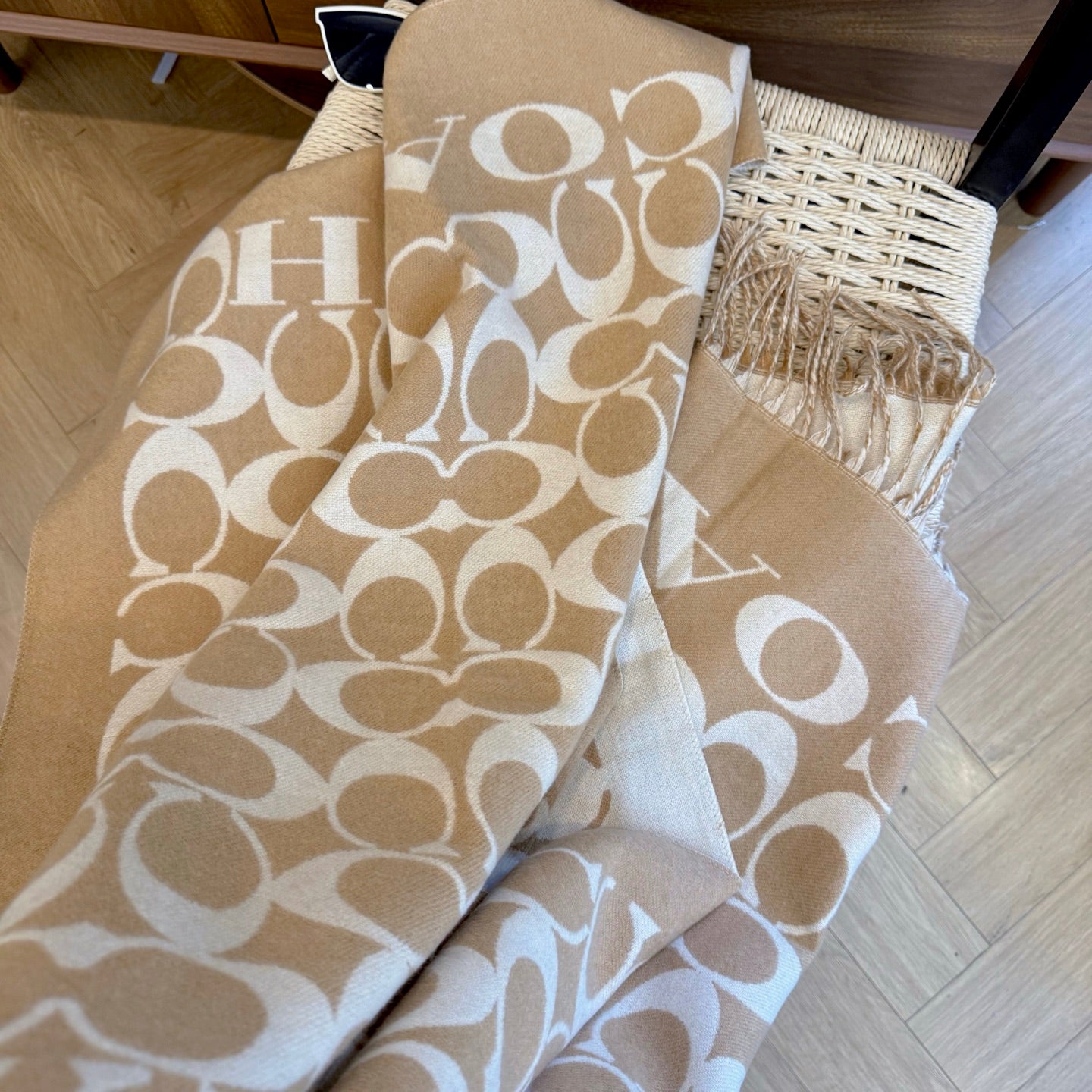 185ZA63WDE Stylish Winter Scarves
